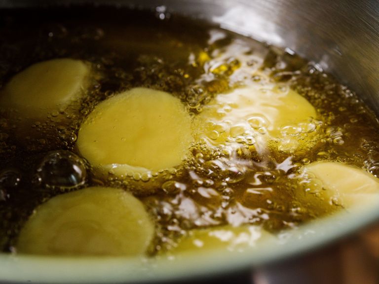 Schritt 2: Kartoffeln im Öl langsam anbraten