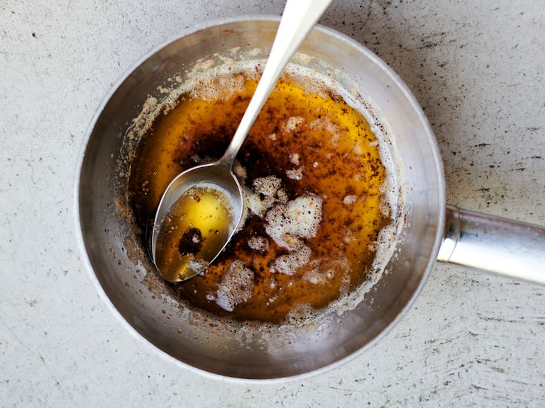 Schritt 2: Butter bräunen in einem kleinen Topf bei starker Hitze erhitzen Schritt 2: Butter bräunen in einem kleinen Topf bei starker Hitze erhitzen