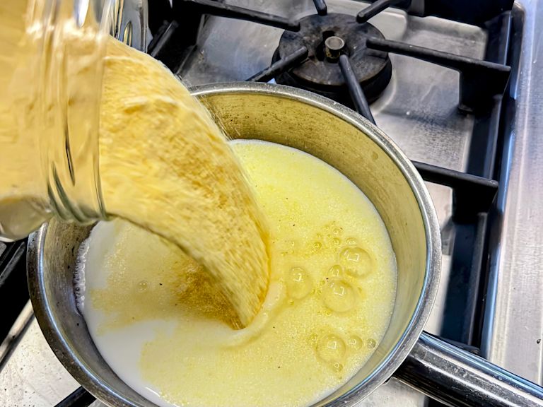 Schritt 1: Milch-Griessmischung frü Migliaccio Napoletano vorbereiten und abkühlen lassen Schritt 1: Milch-Griessmischung frü Migliaccio Napoletano vorbereiten und abkühlen lassen