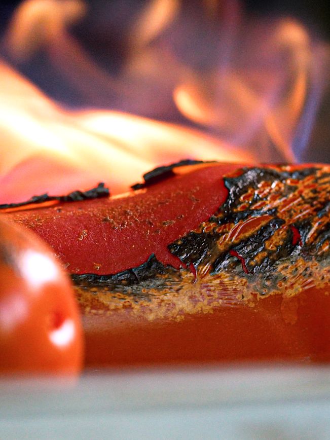 Tomaten häuten mit unserer Bunsenbrenner-Methode. Tomaten häuten mit unserer Bunsenbrenner-Methode.