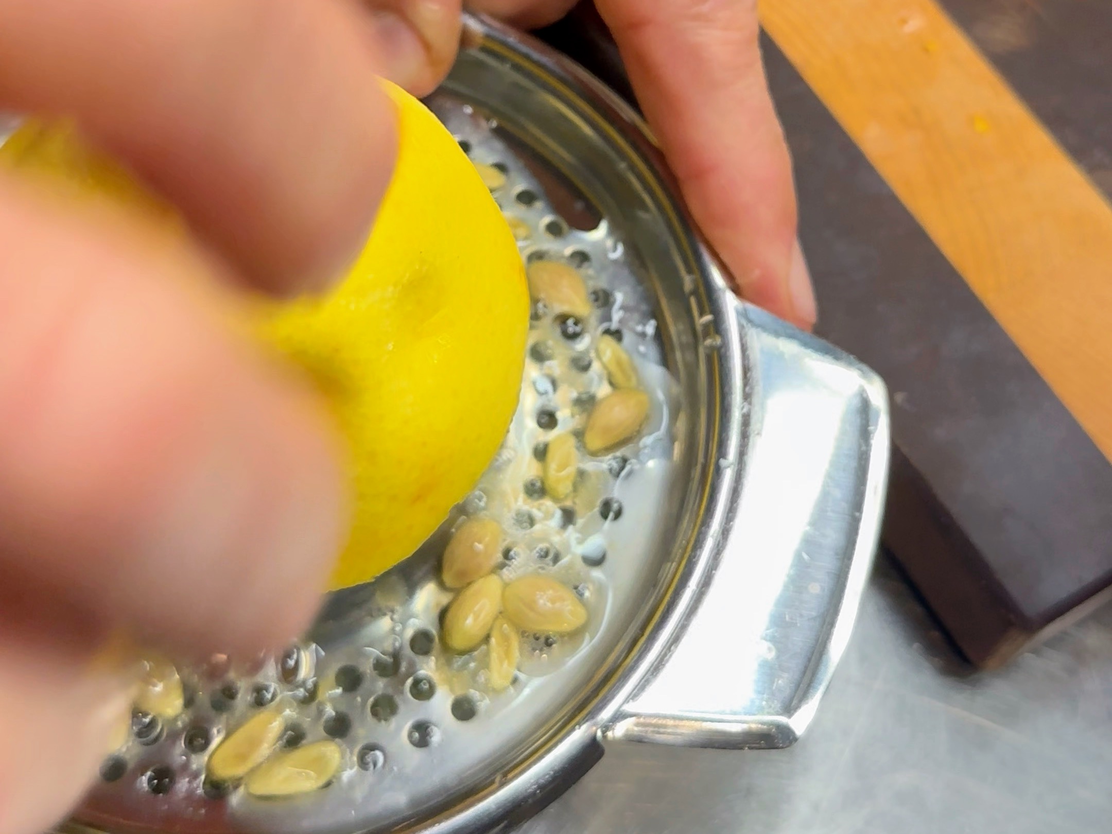 Schritt 1: Zitronen für Pasta mit Meyer Zitrone auspressen