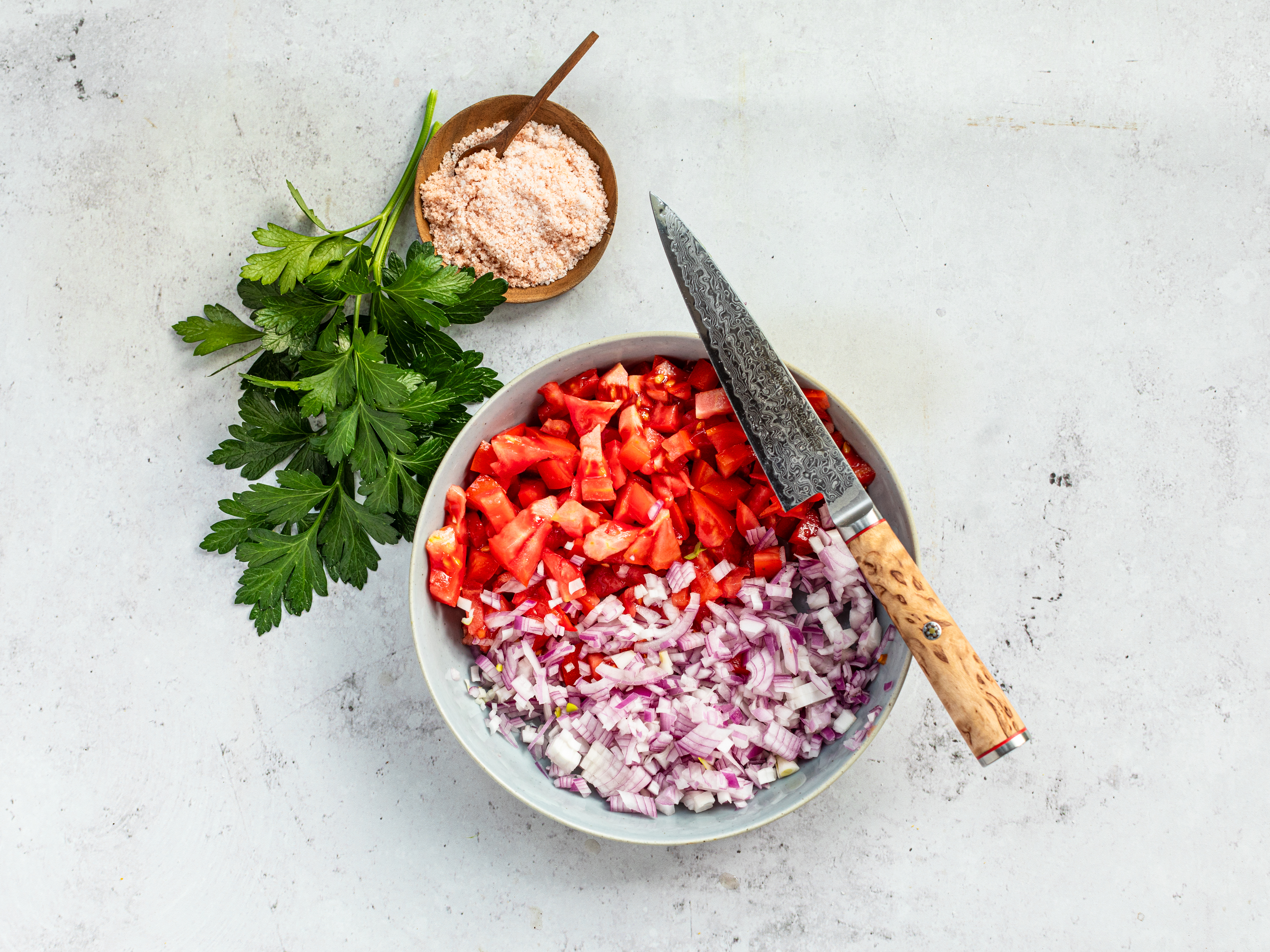 Schritt 3: Zwiebeln und Tomaten für Nachos mit knusprigen Linsen vorbereiten