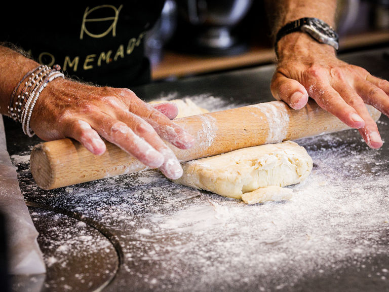 Schritt 2: Teig von sich weg ausrollen, etwa dreimal die Originallänge Schritt 2: Teig von sich weg ausrollen, etwa dreimal die Originallänge