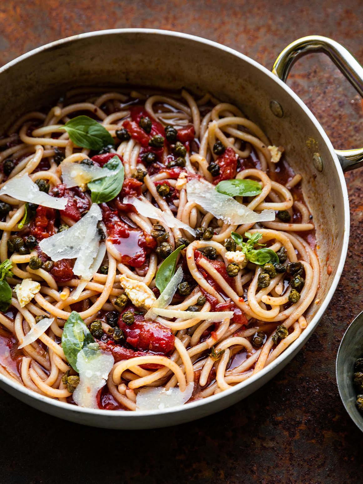 Pasta - Spaghetti mit Schmortomaten, Knusper-Kapern und Ricotta