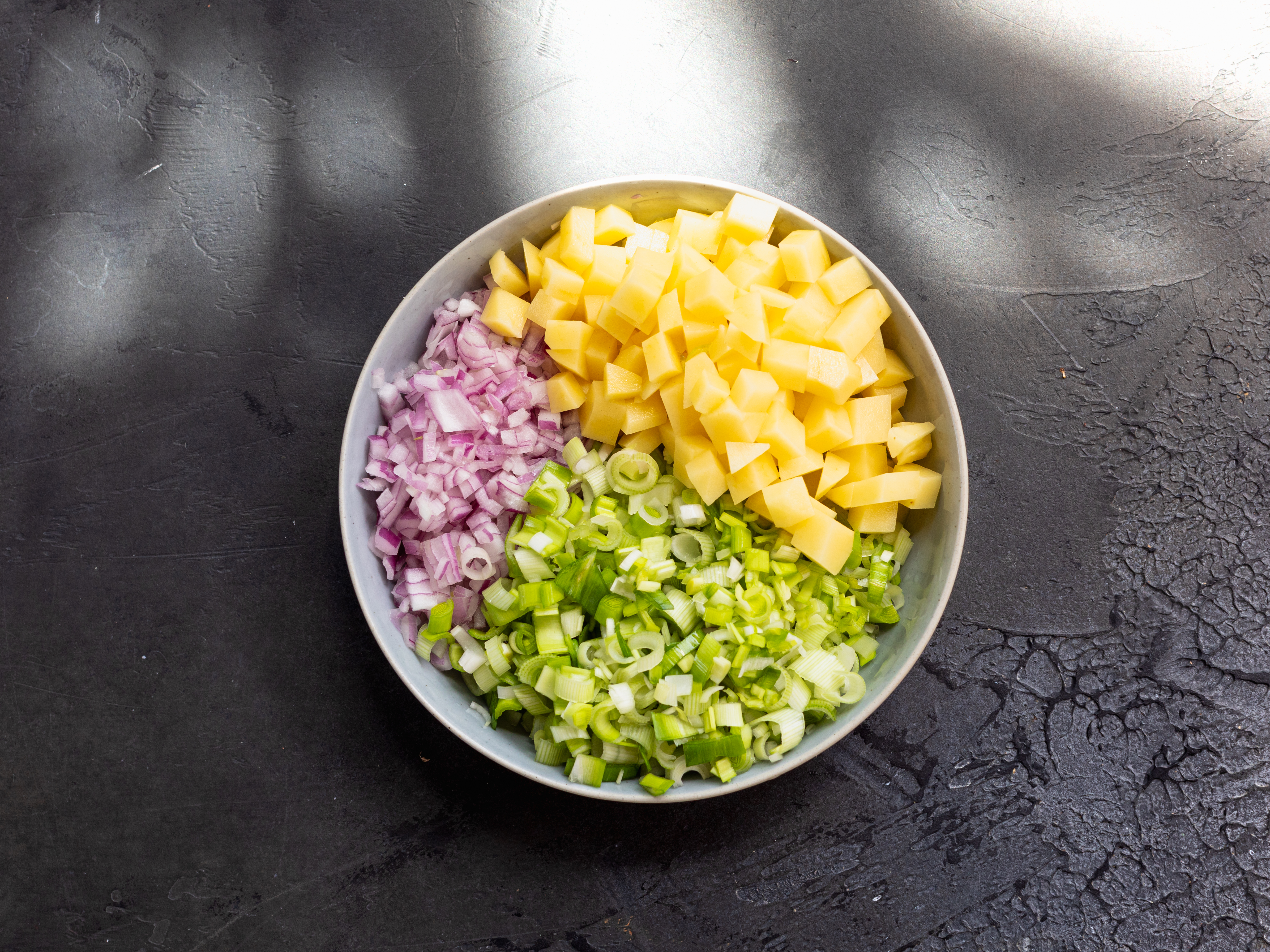 Schritt 2: Gemüse für Kartoffel-Lauch-Muffins zubereiten  