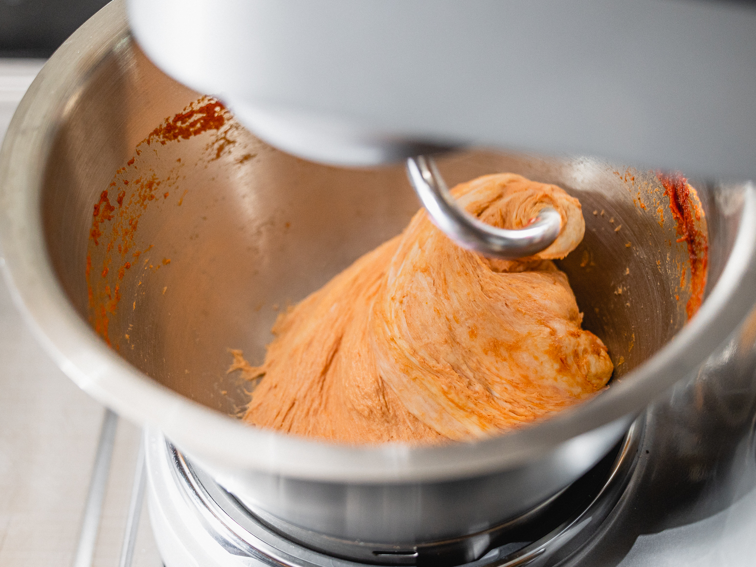 Schritt 1: Teig für Tomaten-Focaccia mit Burrata vorbereiten 