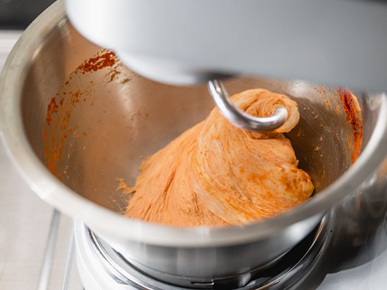 Schritt 1: Teig für Tomaten-Focaccia mit Burrata vorbereiten Schritt 1: Teig für Tomaten-Focaccia mit Burrata vorbereiten