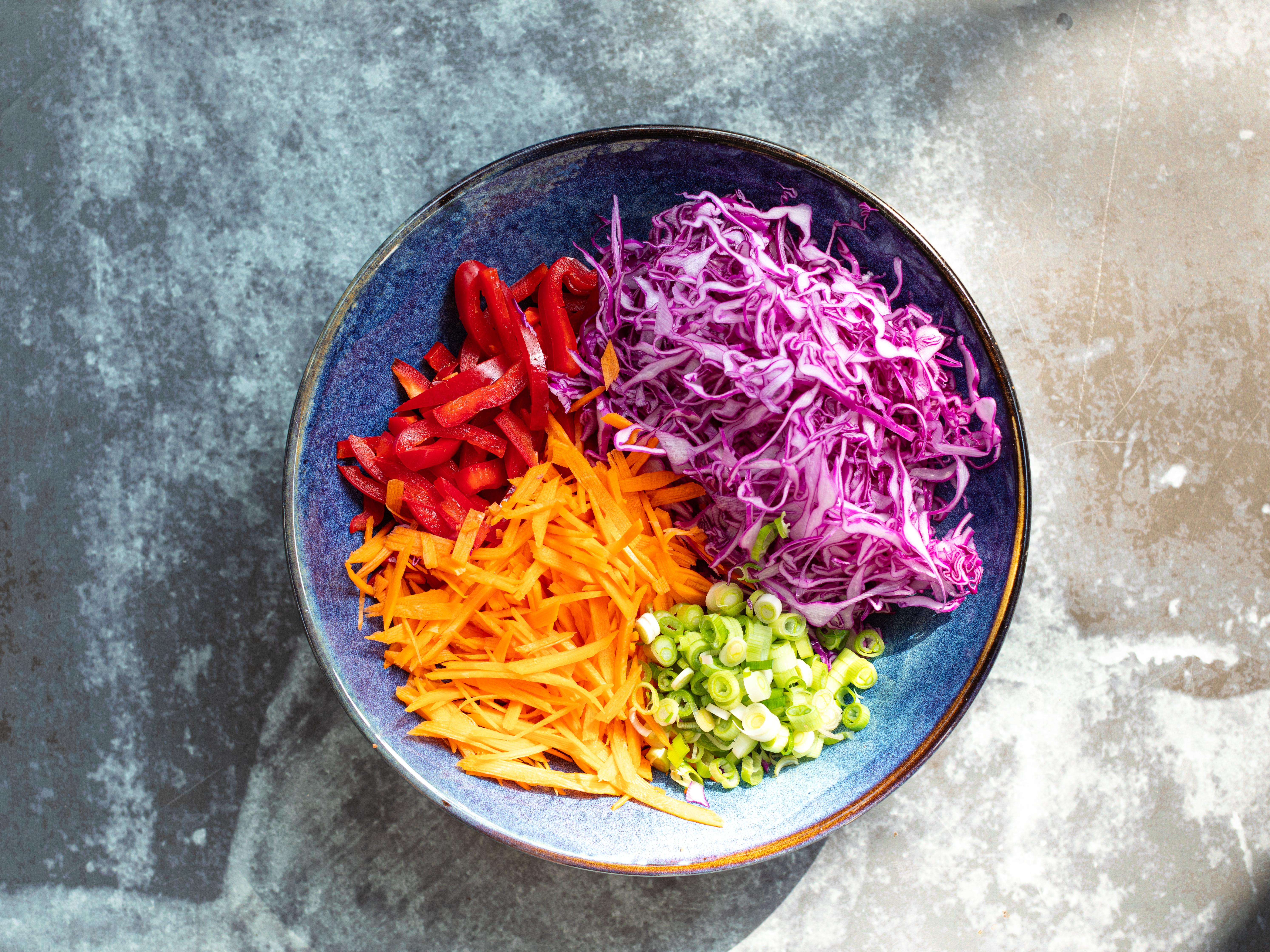 Schritt 1: Gemüse für Asiatischen Rotkohl-Salat vorbereiten 