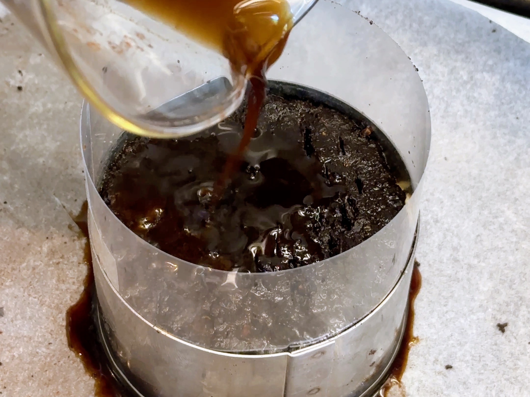 Schritt 3: Die Biscuit-Rondellen Form legen, auf den Boden drücken, mit der Espresso-Amarone-Mischung tränken