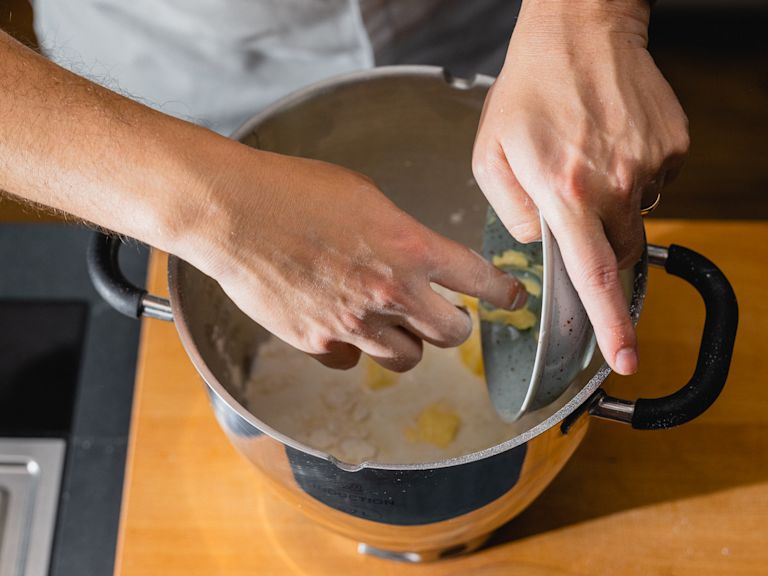 Schritt 1: Milch, Ei und weiche Butter hinzufügen und alles zu einem glatten Teig für den Waldbeeren-Zopf kneten. Schritt 1: Milch, Ei und weiche Butter hinzufügen und alles zu einem glatten Teig für den Waldbeeren-Zopf kneten.