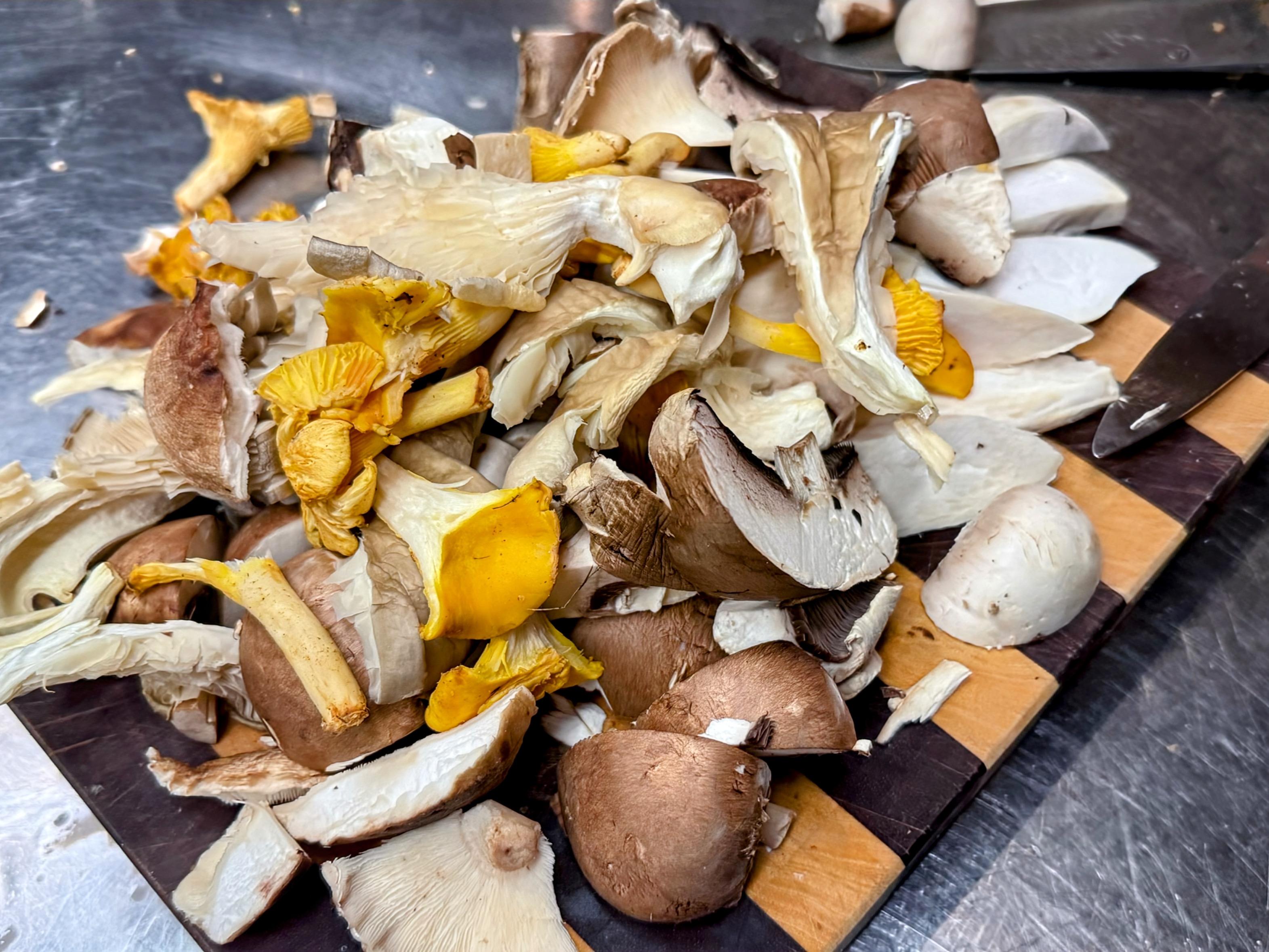 Schritt 1: Vorbereitung der Pilze für Pilz Ragout und Anbraten der Gemüsebasis 