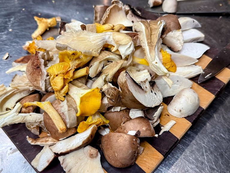 Schritt 1: Vorbereitung der Pilze für Pilz Ragout und Anbraten der Gemüsebasis Schritt 1: Vorbereitung der Pilze für Pilz Ragout und Anbraten der Gemüsebasis