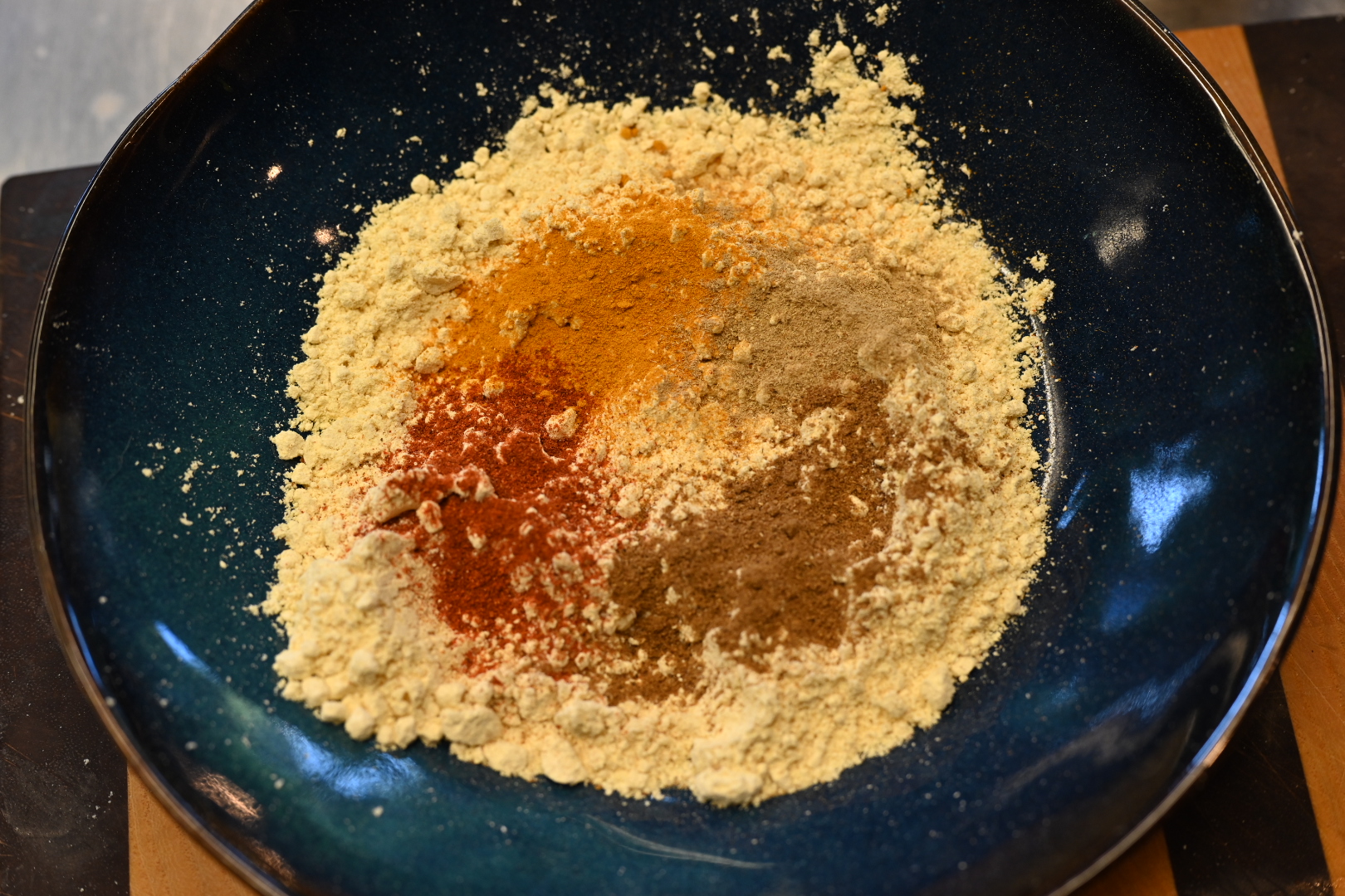 Schritt 1: Auberginen für Gebackenes Auberginenfächer-Steak vorbereiten und Teig anrühren 