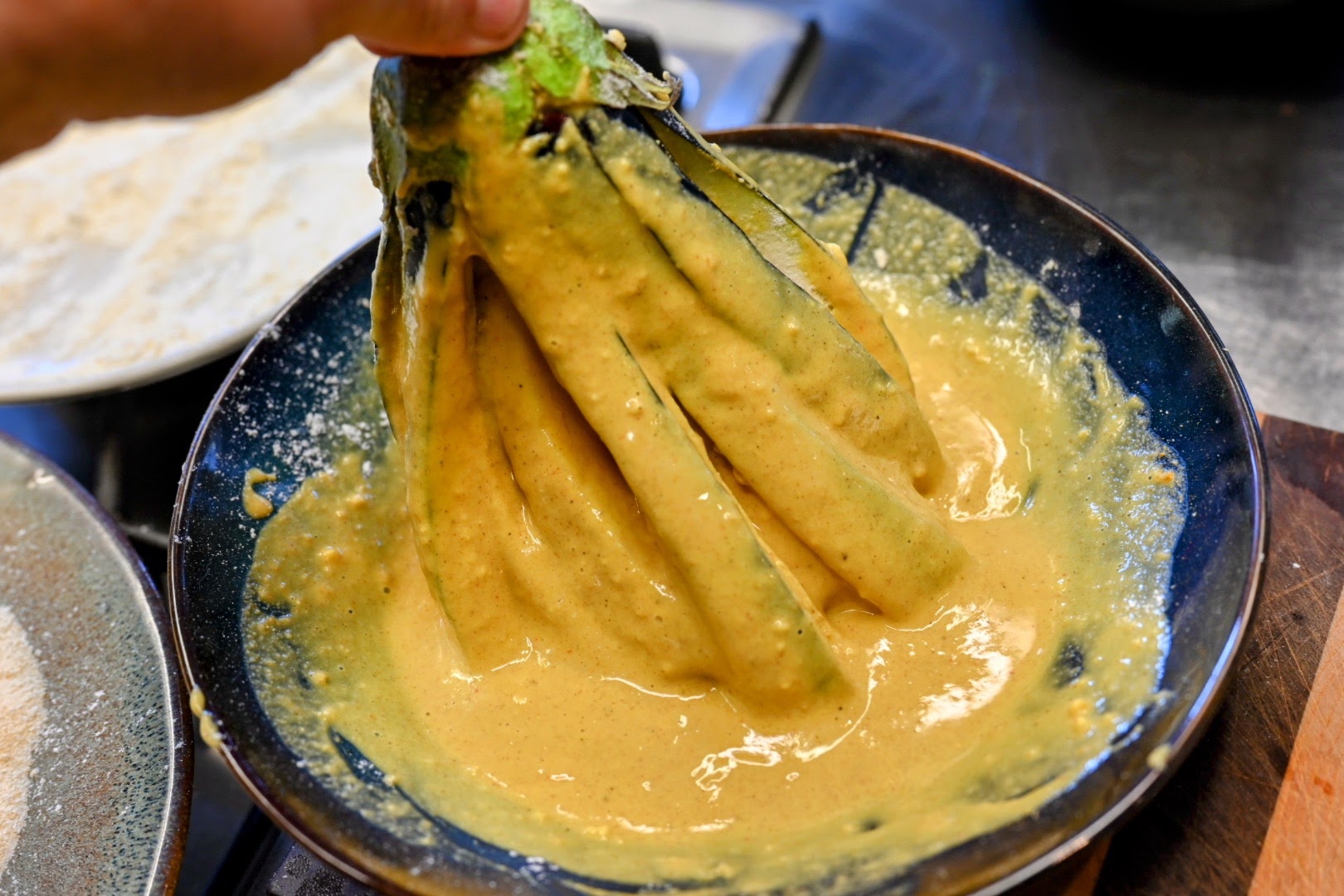 Schritt 2: Auberginen für Gebackenes Auberginenfächer-Steak panieren, ausbacken und servieren