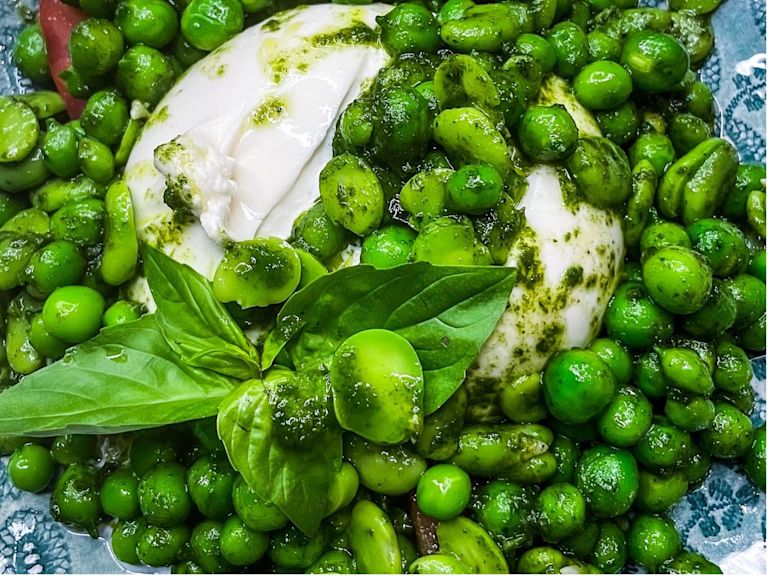 Schritt 3: Burrata mit frischen Gartenerbsen, Fave-Bohnen und Basilikumöl servieren Schritt 3: Burrata mit frischen Gartenerbsen, Fave-Bohnen und Basilikumöl servieren