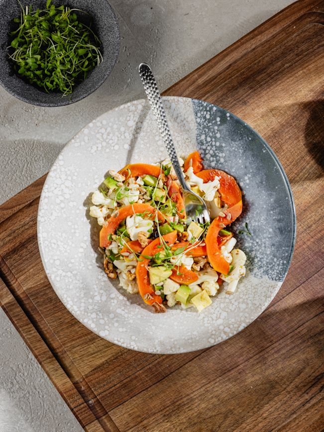 Knackiger Blumenkohlsalat mit Papaya und Avocado Rezept Knackiger Blumenkohlsalat mit Papaya und Avocado Rezept