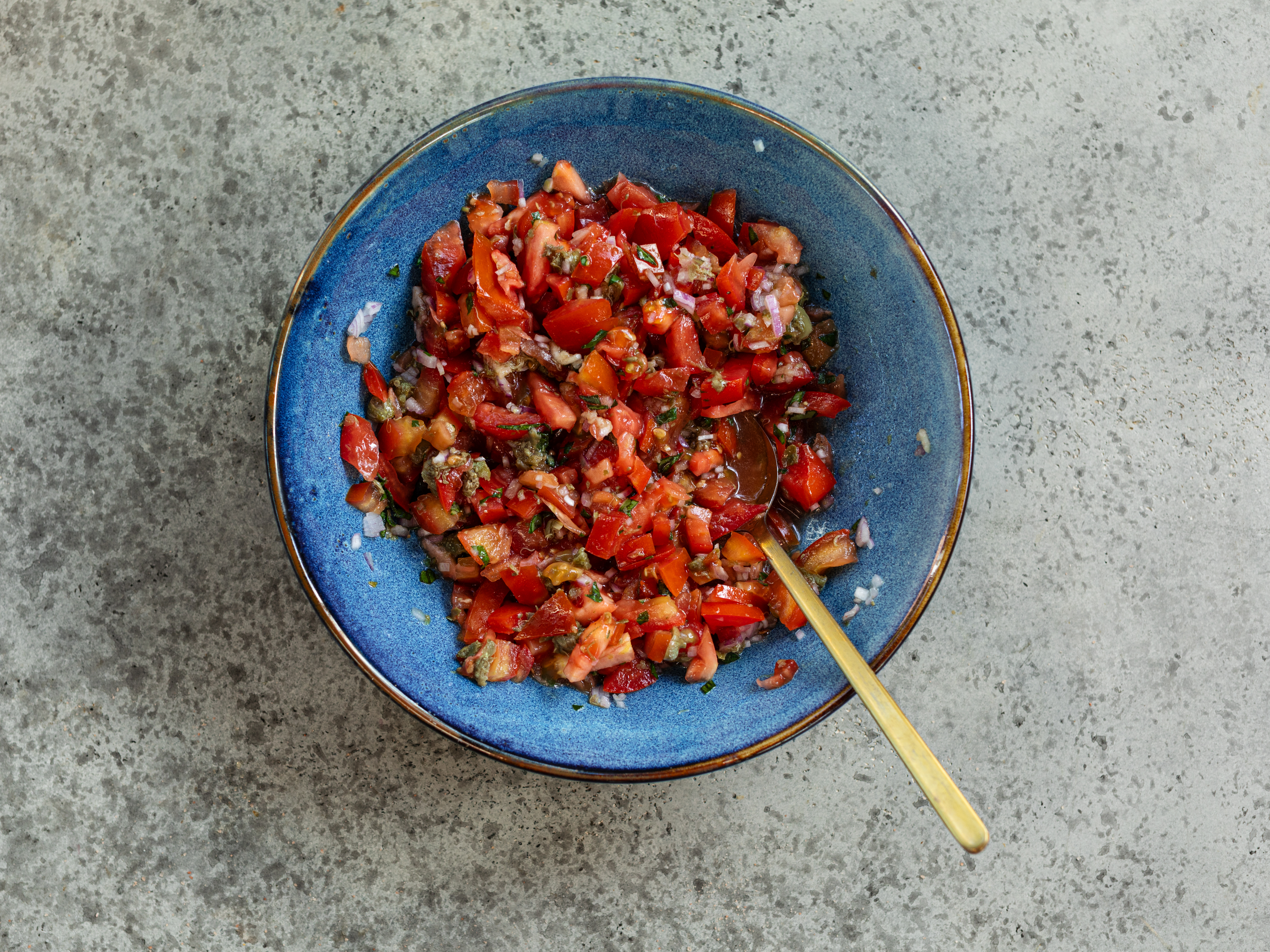 Schritt 3: Alle Zutaten in einer Schüssel vermischen und die Aromen miteinander verbinden lassen