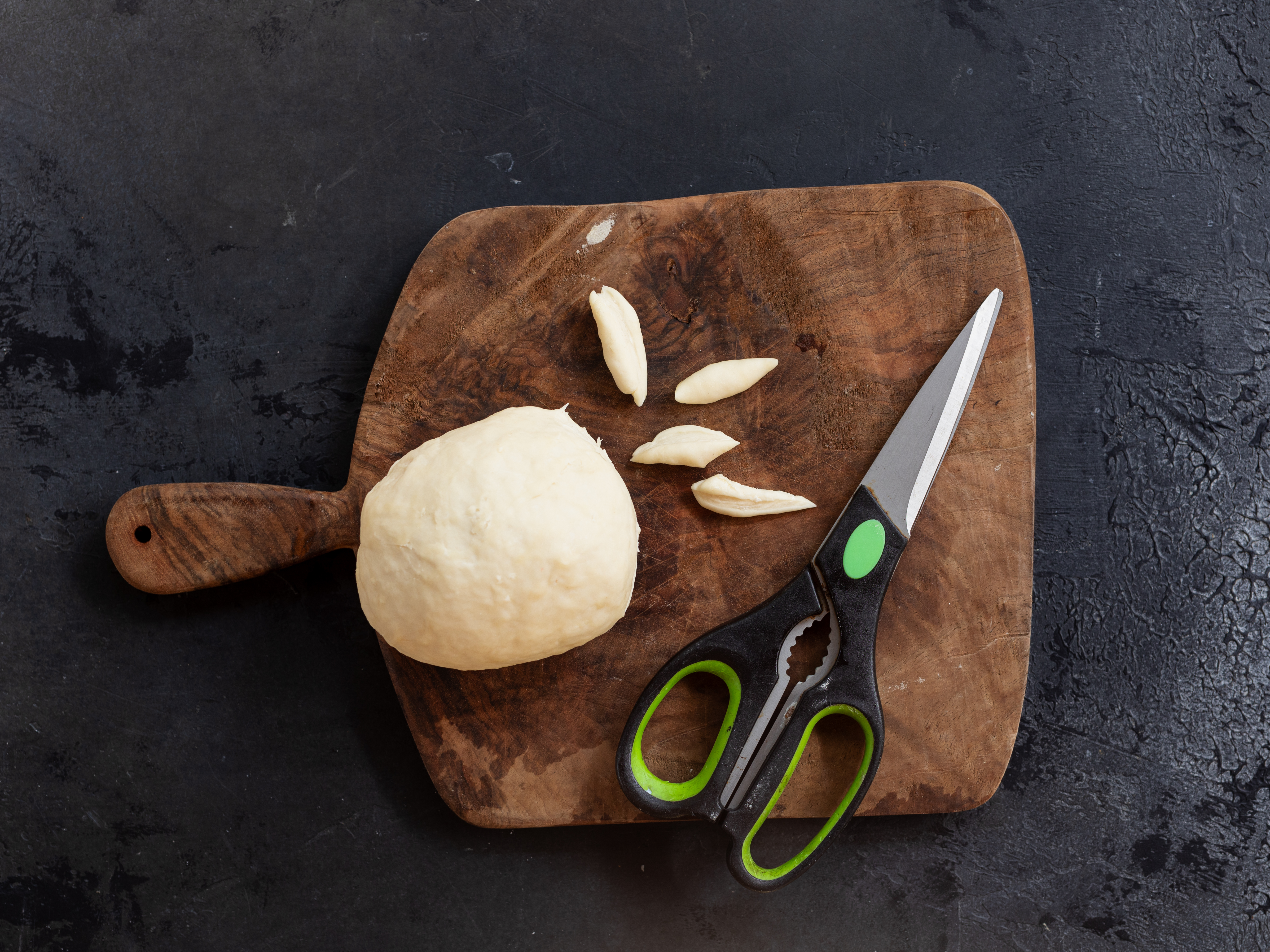 Schritt 2: Nudeln  für Asiatische Scherennudeln schneiden und kochen 