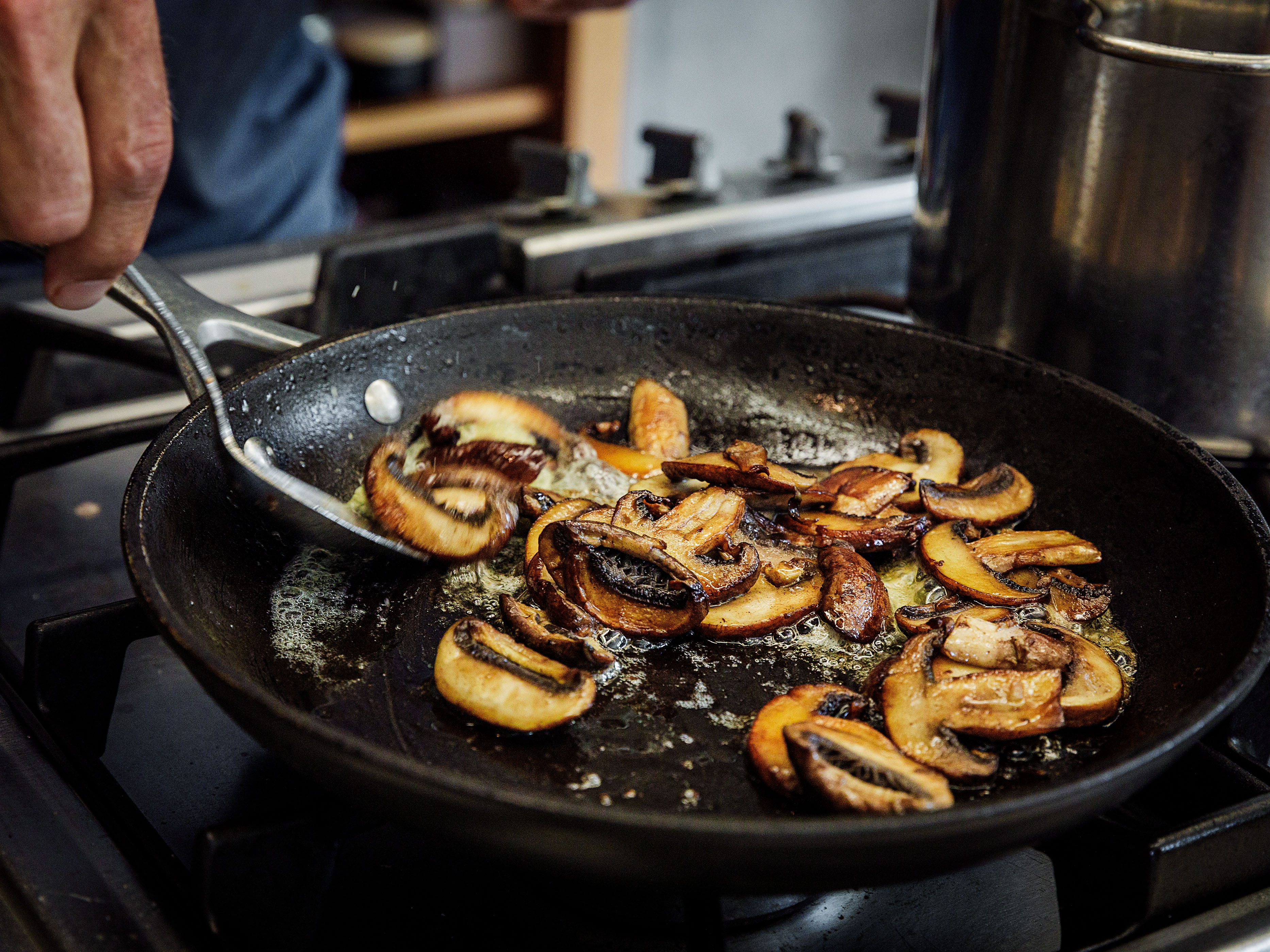 Schritt 1: Die Butter in einer Pfanne zerlassen und die Pilze darin anbraten
