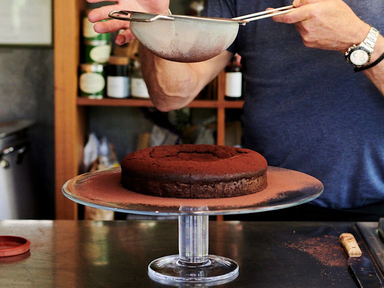 Schritt 6: Glutenfreier Schokoladen-Haselnuss-Kuchen mit Kakaopulver bestreuen. Schritt 6: Glutenfreier Schokoladen-Haselnuss-Kuchen mit Kakaopulver bestreuen.