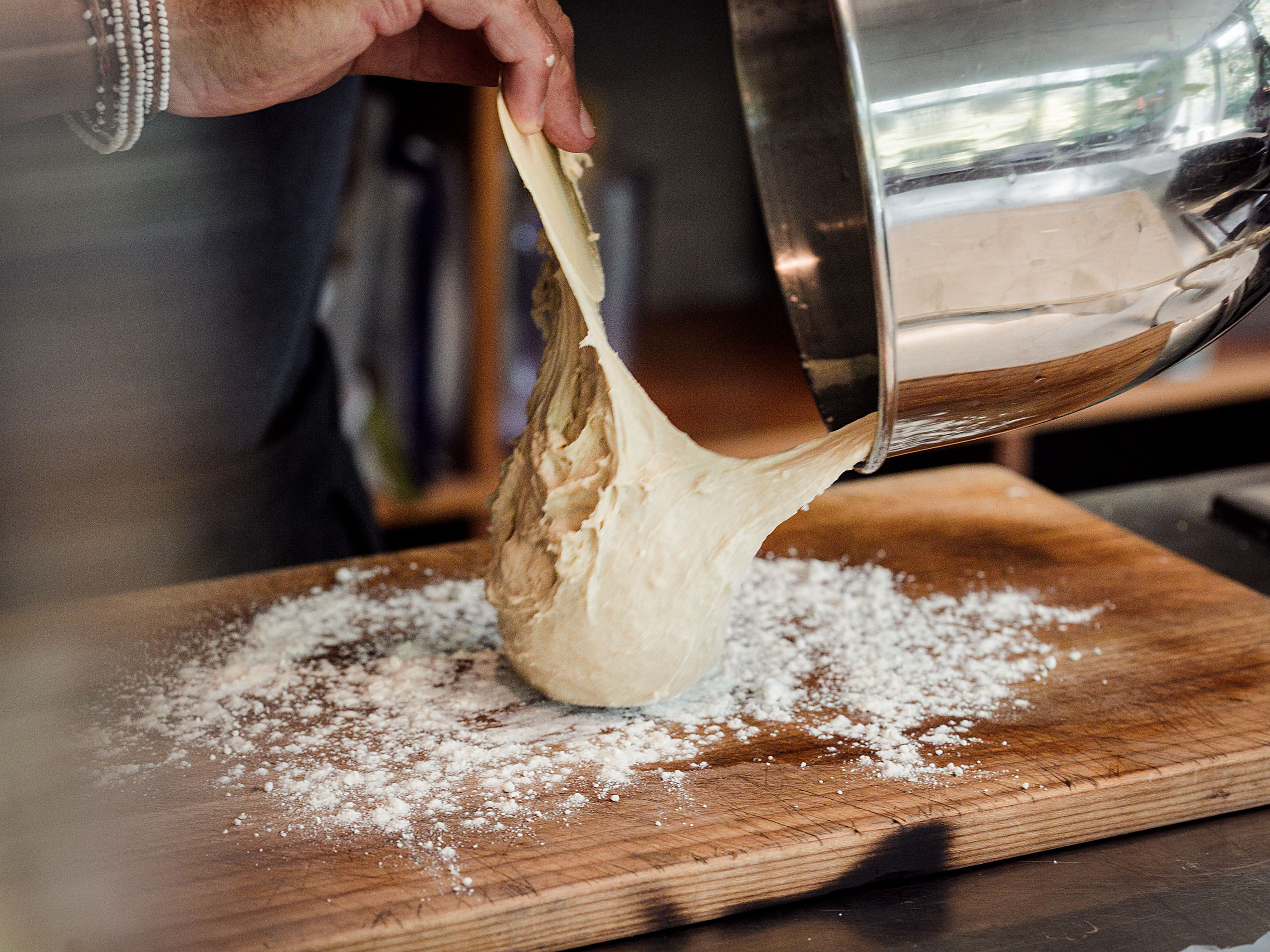 Schritt 1: Den Teig auf eine leicht bemehlte Arbeitsfläche geben