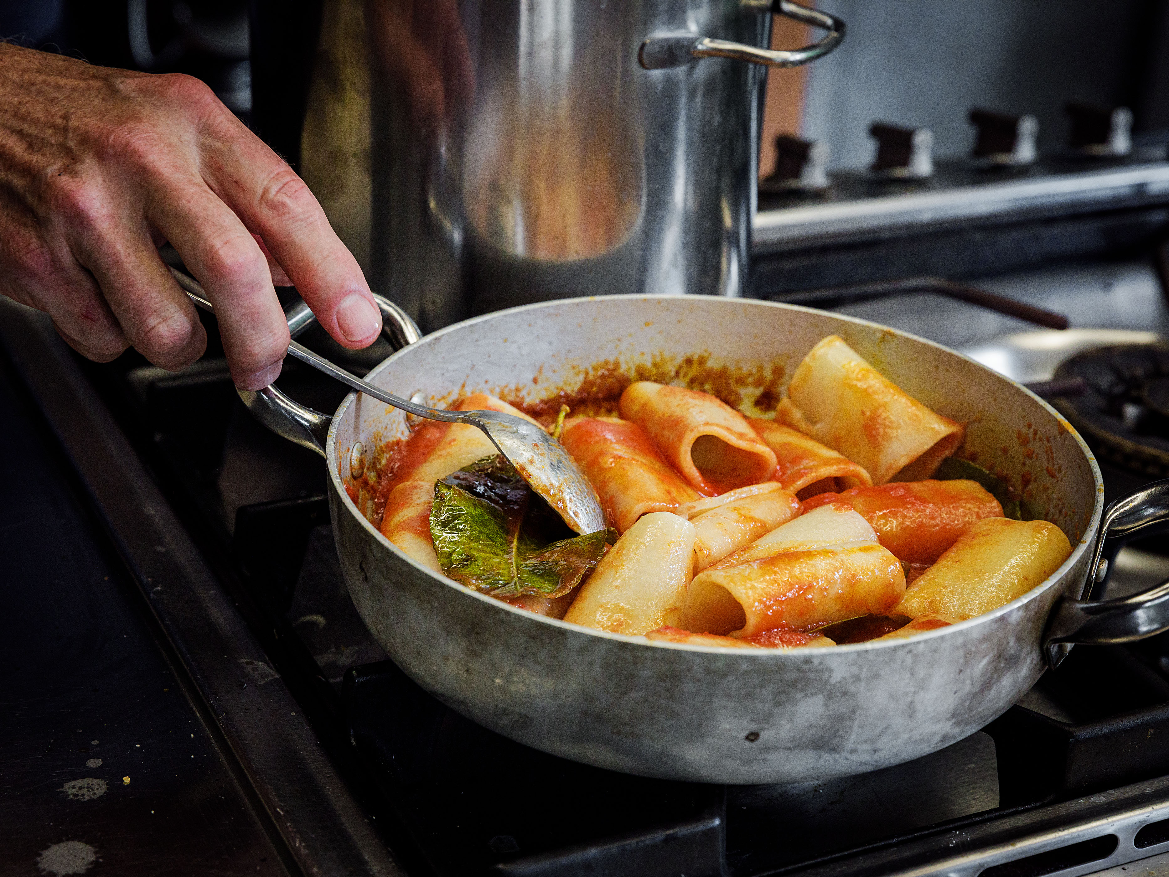Schritt 3: Gericht Paccheri al sugo di pomodoro e limone fertigstellen 