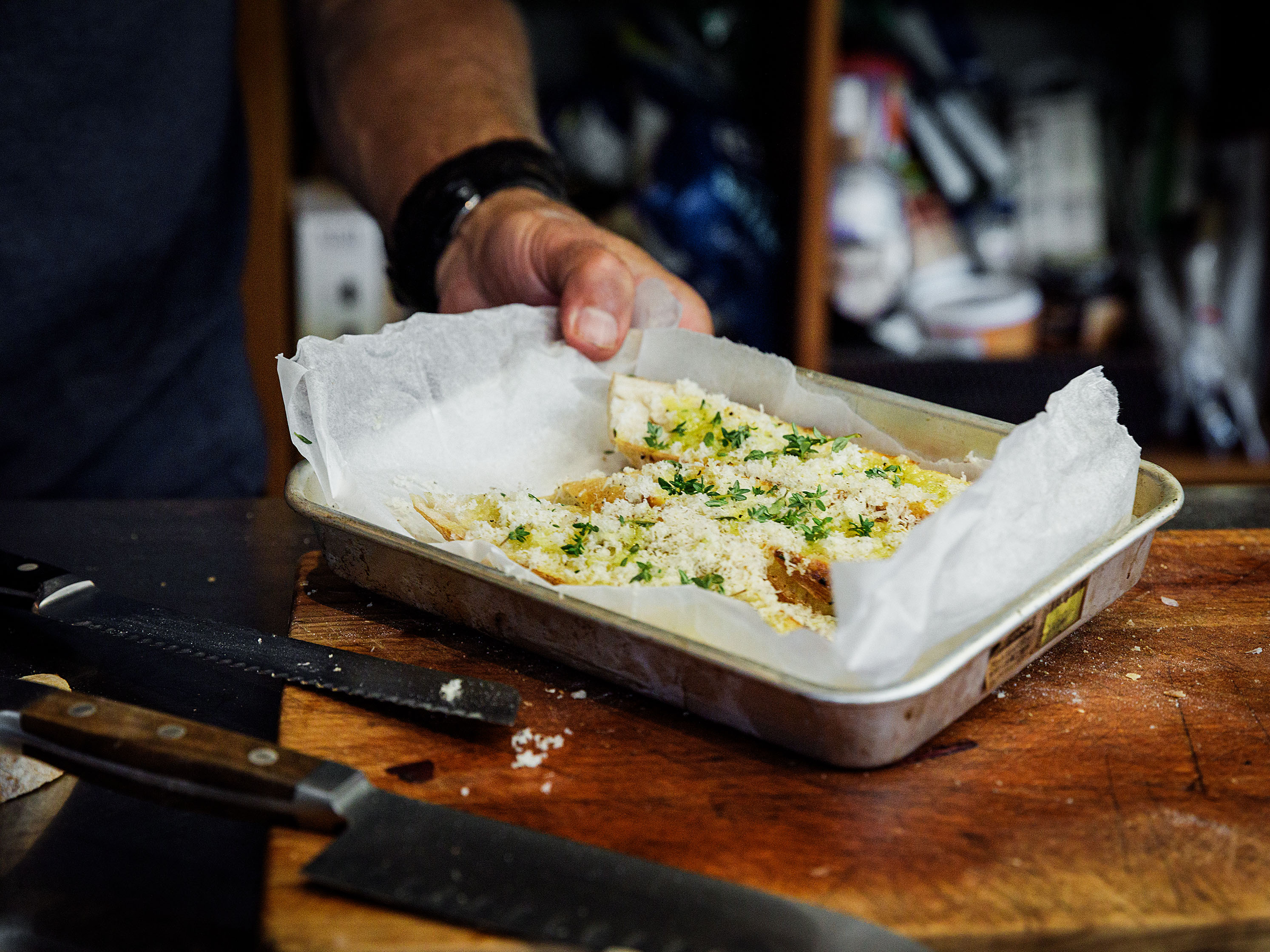 Schritt 3:  Croûtons für Französische Zwiebelsuppe zubereiten und anrichten