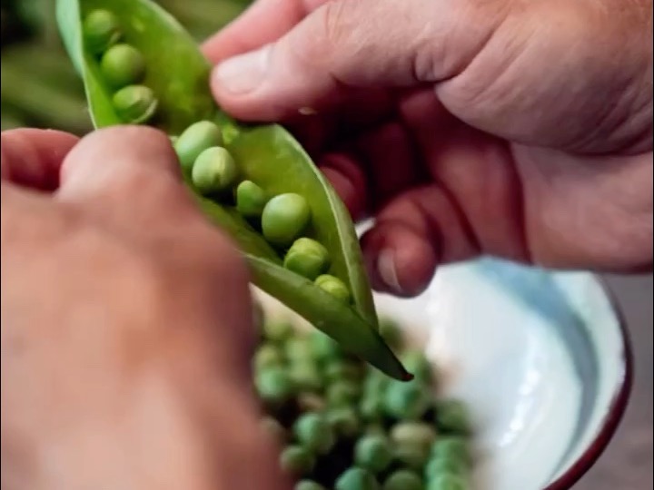 Schritt 1: Erbsenaufstrich für Erbsen-Ricotta Bruschette mit Minze zubereiten 