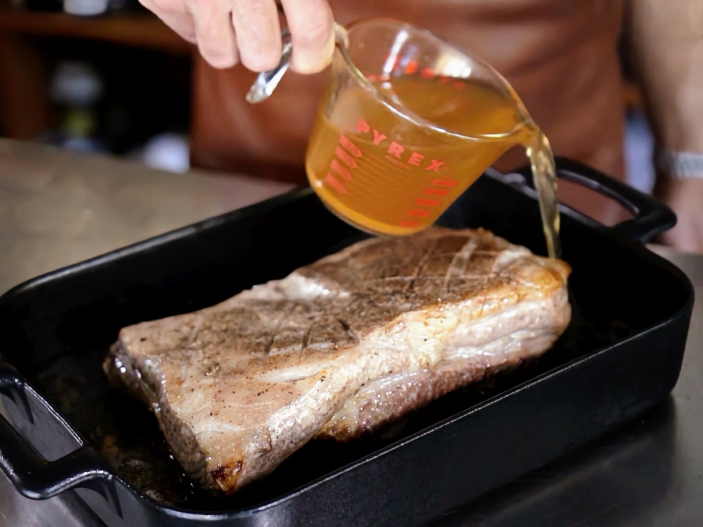 Schritt 2:  Schmoren der Kalbsbrust mit Lavendel und tasmanischem Pfeffer und Sauce Verfeinern