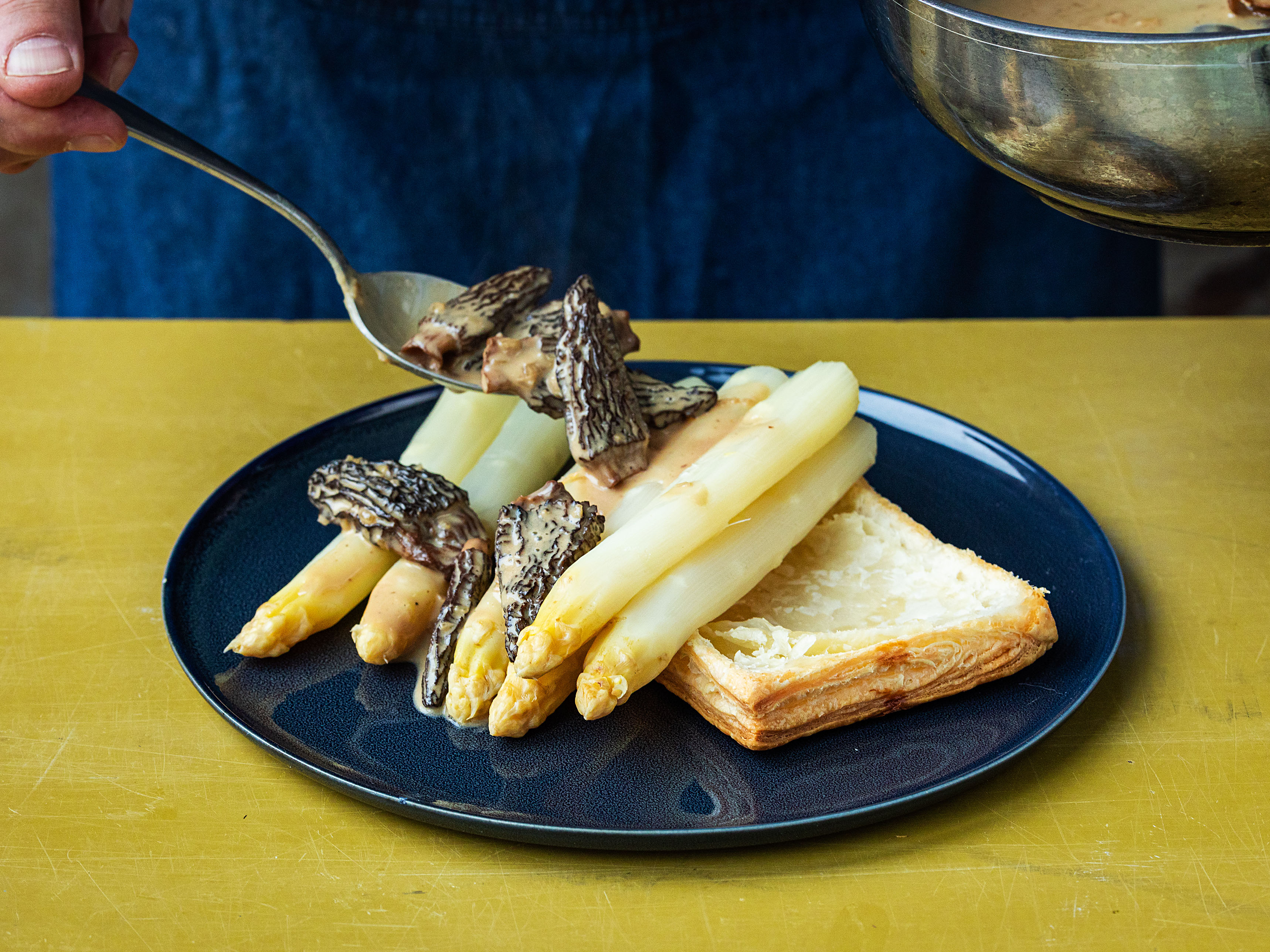 Schritt 4:  Die abgetropften Spargel gleichmässig auf die 4 Böden verteilen und mit der Morchelsauce überziehen