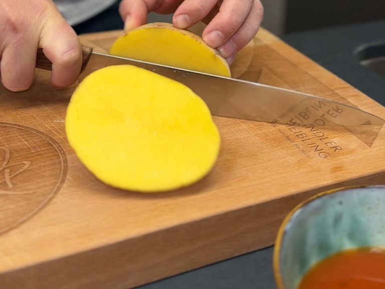 Step 2: Kartoffeln oder Karotten grob kleinschneiden Step 2: Kartoffeln oder Karotten grob kleinschneiden