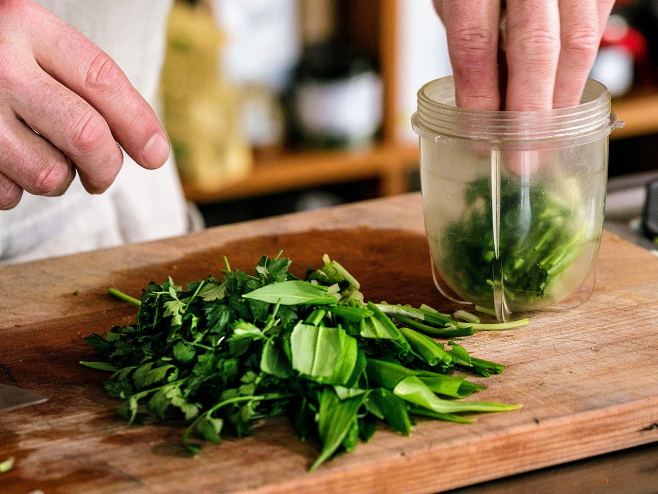 Schritt 1: Kräuter für  Bärlauch Salsa mit anderen Zutaten vermischen