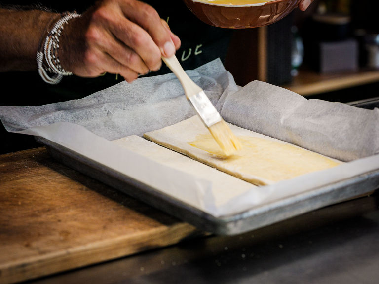 Schritt 1: Den Teig für das Millefeuille mit Eigelbbestreichen und backen.