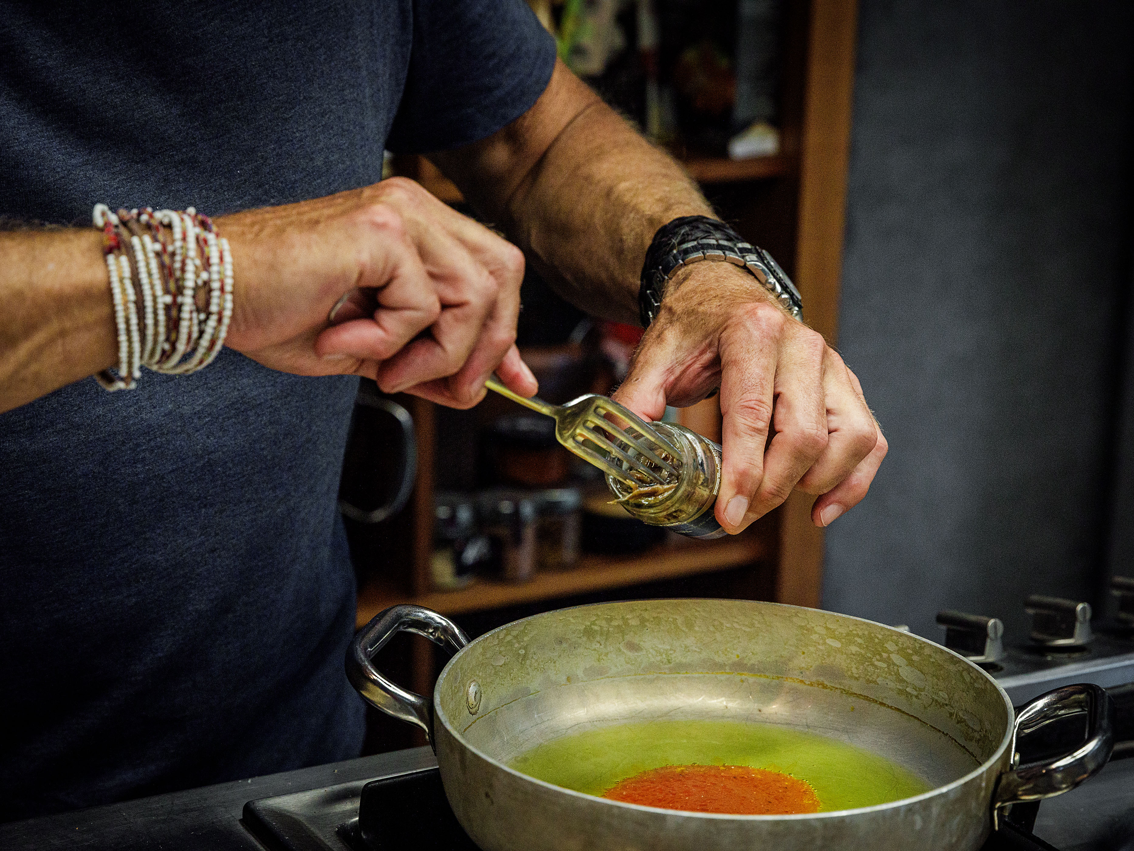 Schritt 2: Das Olivenöl in einer weiten Pfanne erhitzen und die Sardellen darin schmelzen lassen