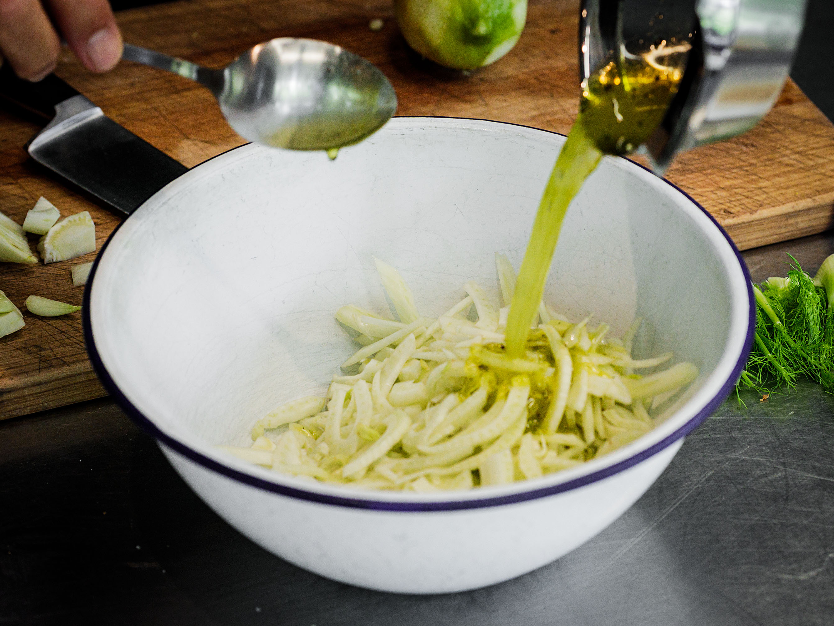 Schritt 2: Die Fenchelscheiben in eine grosse Schüssel geben und Olivenöl darüber giessen