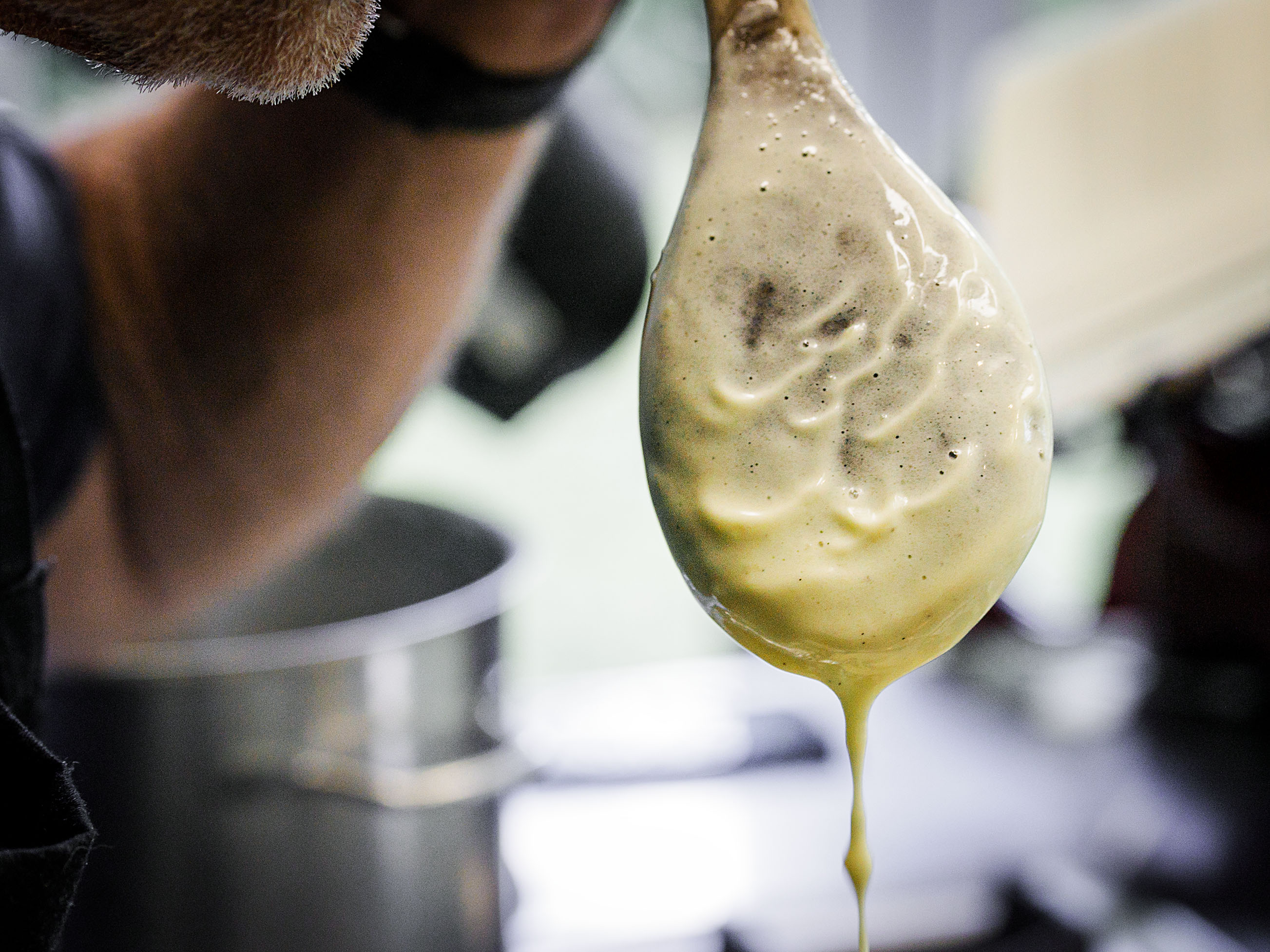 Schritt 4: Sobald es wellenförmige Linien gibt, hat die Creme die richtige Konsistenz