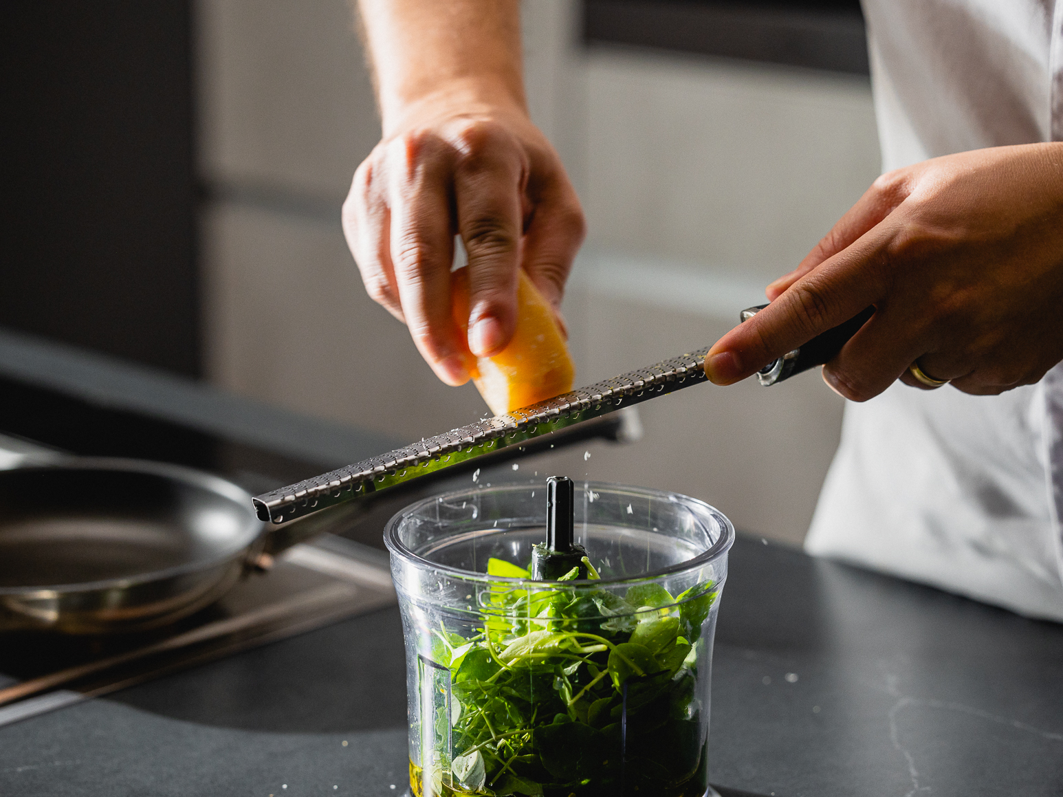 Schritt 2: Portulak-Pesto mit Pistazien und Honig zubereiten