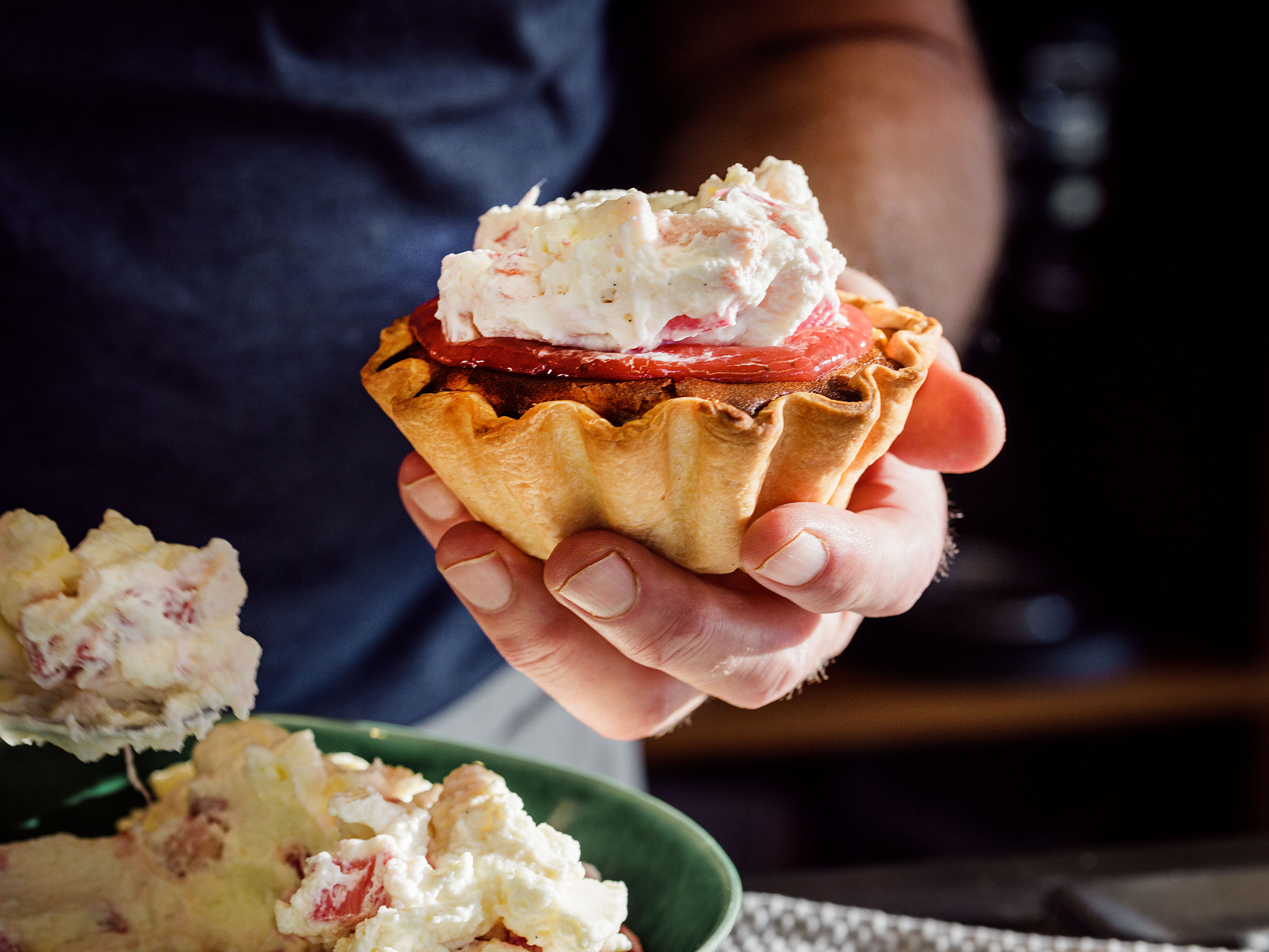 Schritt 5:  Geschlagener Rahm darüber verteilen und glattstreichen