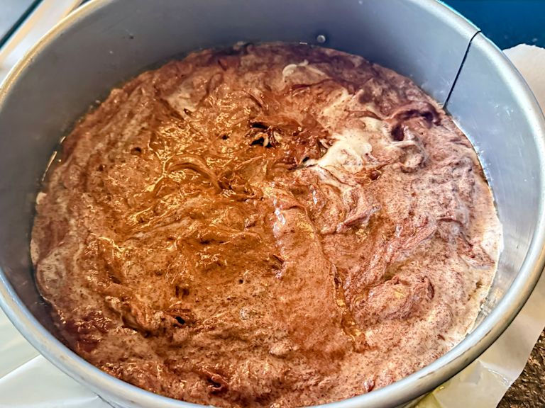 Schritt 2: Eiweis für Torta Tenerina unterheben und backen Schritt 2: Eiweis für Torta Tenerina unterheben und backen