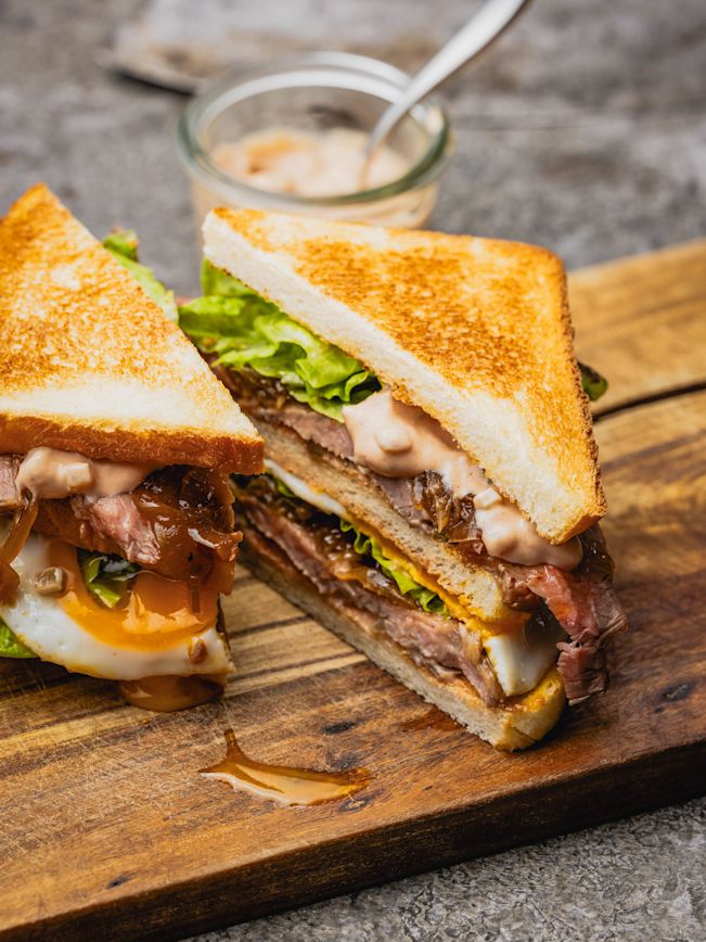 Flanksteak-Club-Sandwich mit Teriyaki-Zwiebeln und Tartar-Cocktail Sauce Rezept