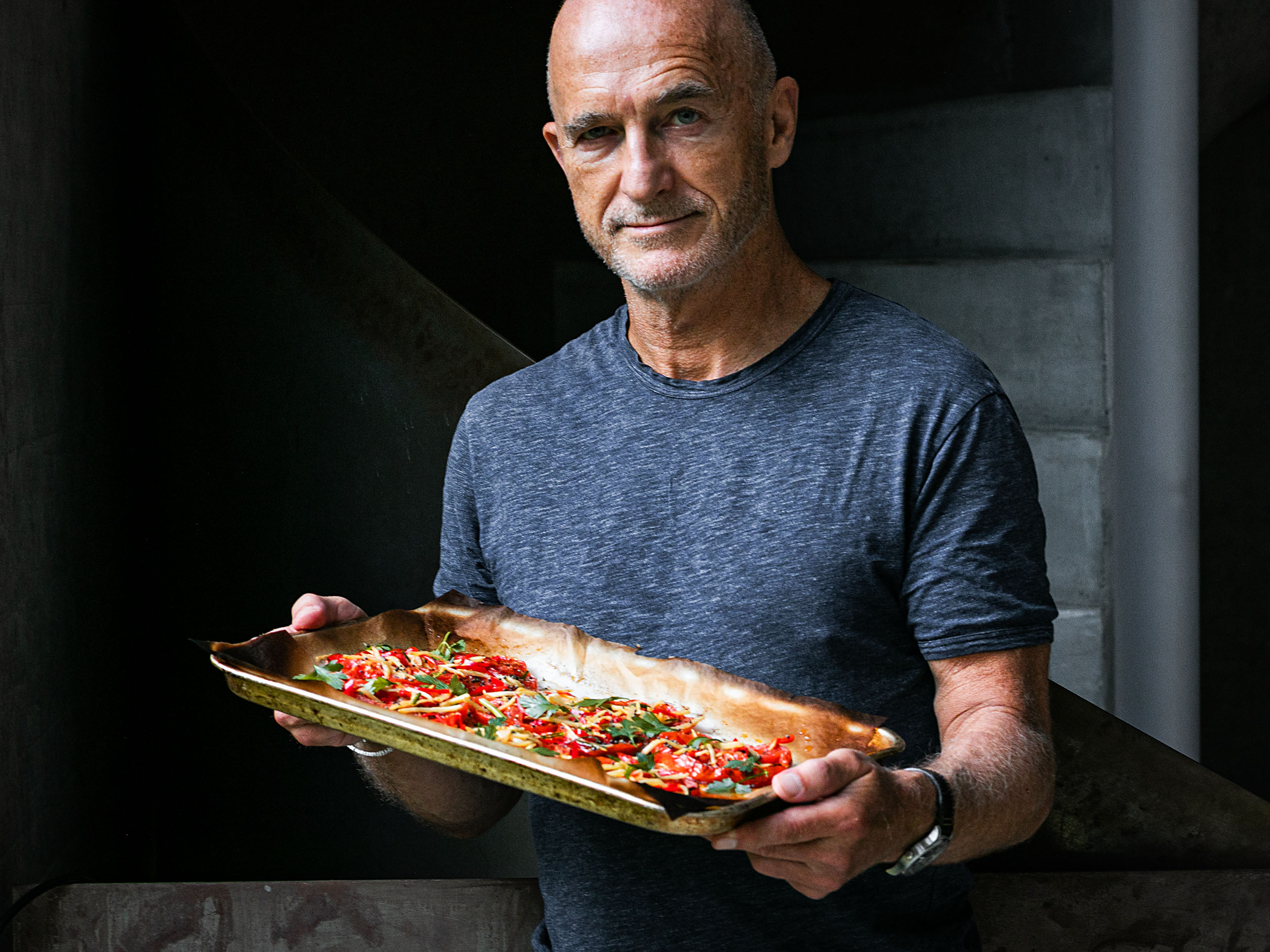 Schritt 3: Die Korianderblätter und die Senfkörner darüber streuen, und die Garflüssigkeit vom Blech darüber geben