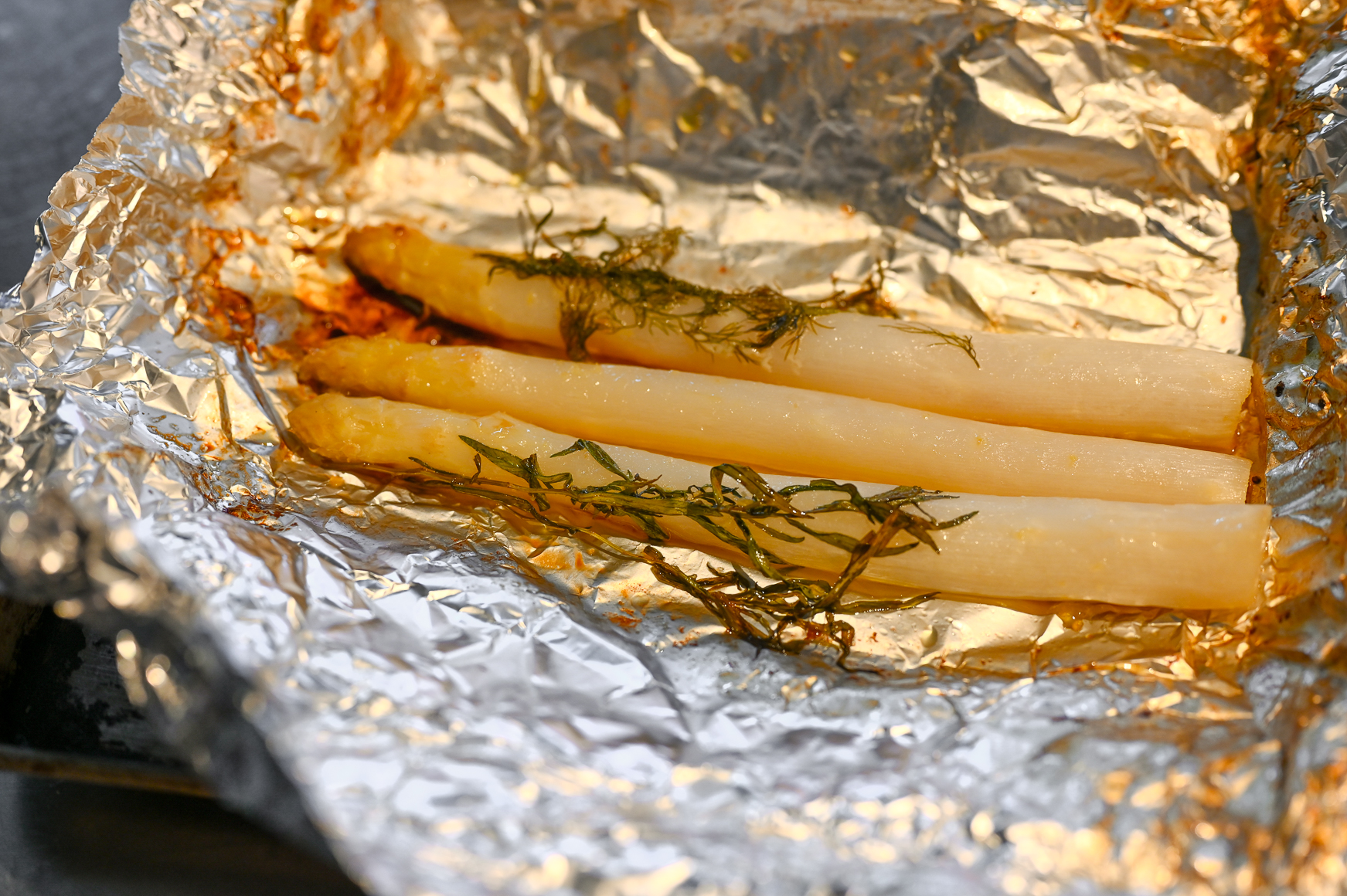 Schritt 4: Die Spargelpäckchen zum Servieren erst am Tisch öffnen