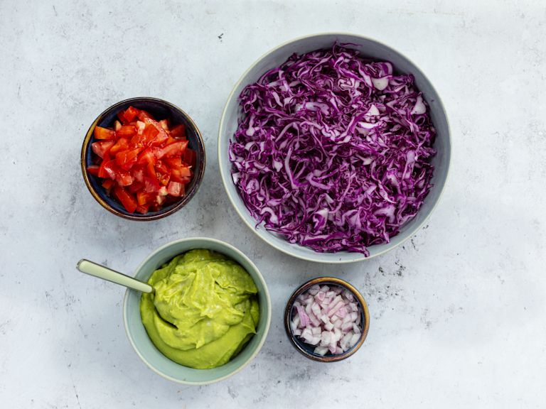 Schritt 3: Die Zwiebel schälen und fein hacken, Tomaten waschen und in Würfel schneiden. Den Rotkohl mit einer Mandoline oder einem scharfen Messer in feine Streifen schneiden. Die Bohnen abtropfen Schritt 3: Die Zwiebel schälen und fein hacken, Tomaten waschen und in Würfel schneiden. Den Rotkohl mit einer Mandoline oder einem scharfen Messer in feine Streifen schneiden. Die Bohnen abtropfen