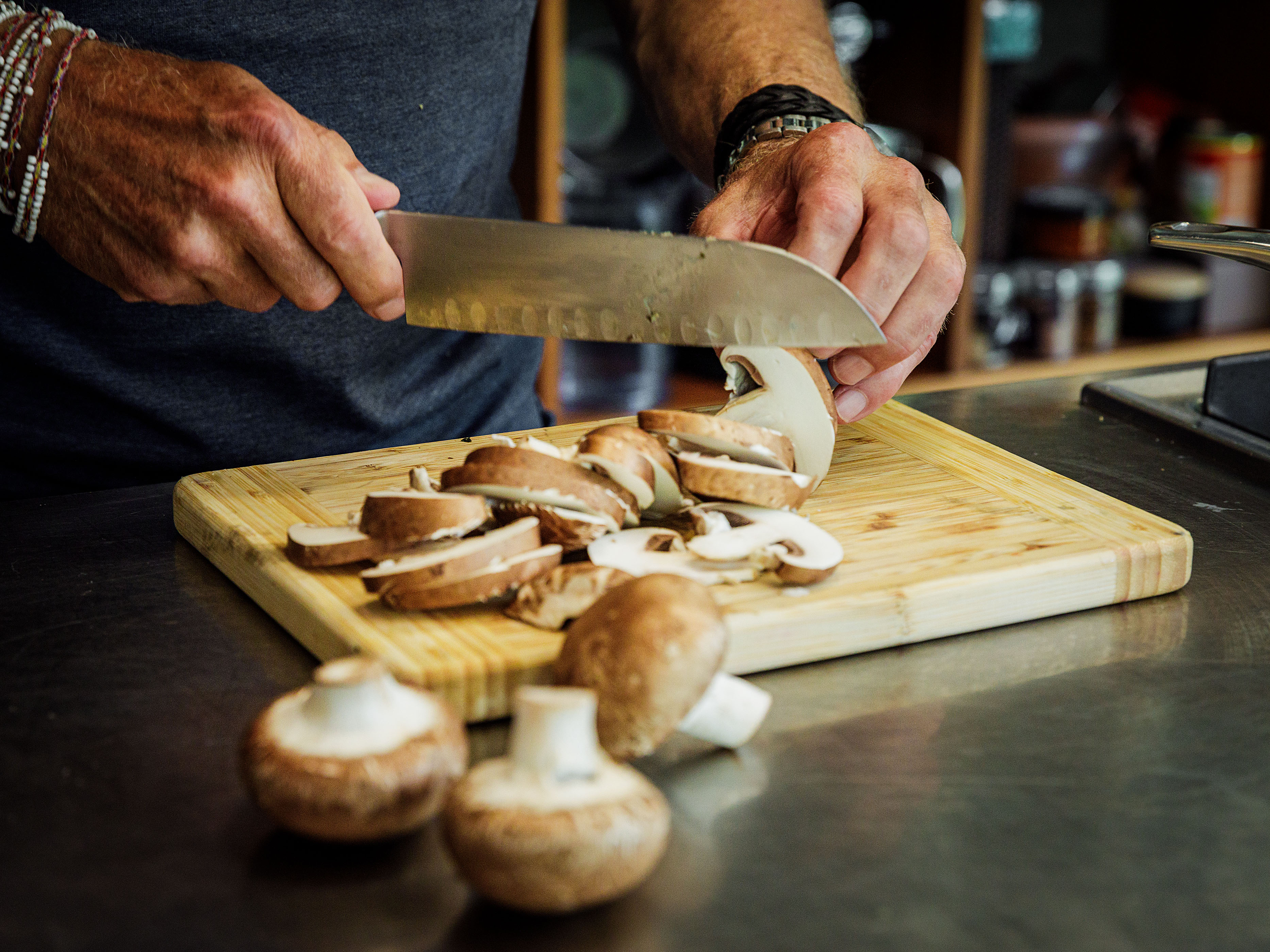 Schritt 1: Die Champignons putzen und in dicke Scheiben schneiden