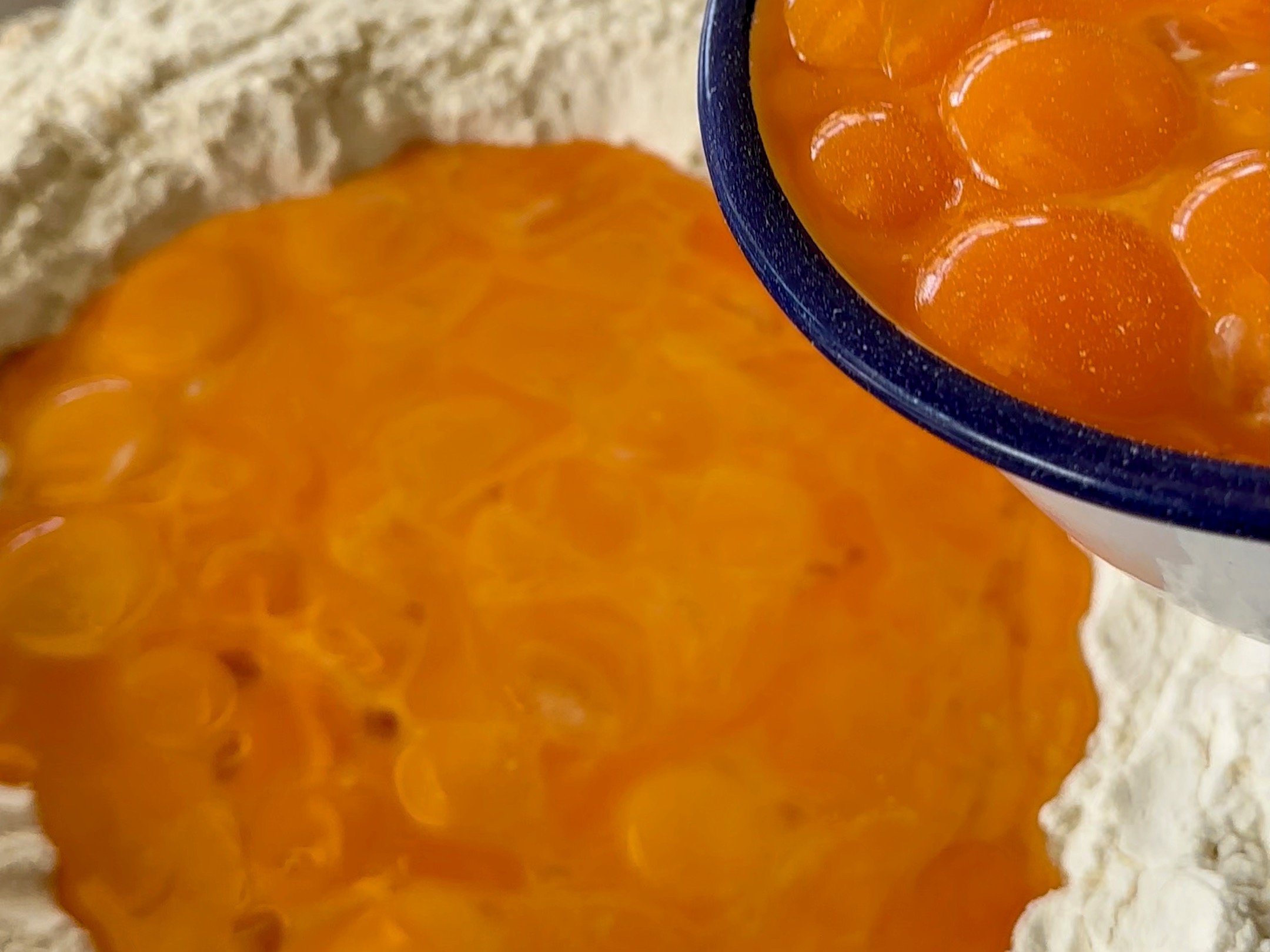 Schritt 1: Das Eigelb nach und nach in die Mulde geben