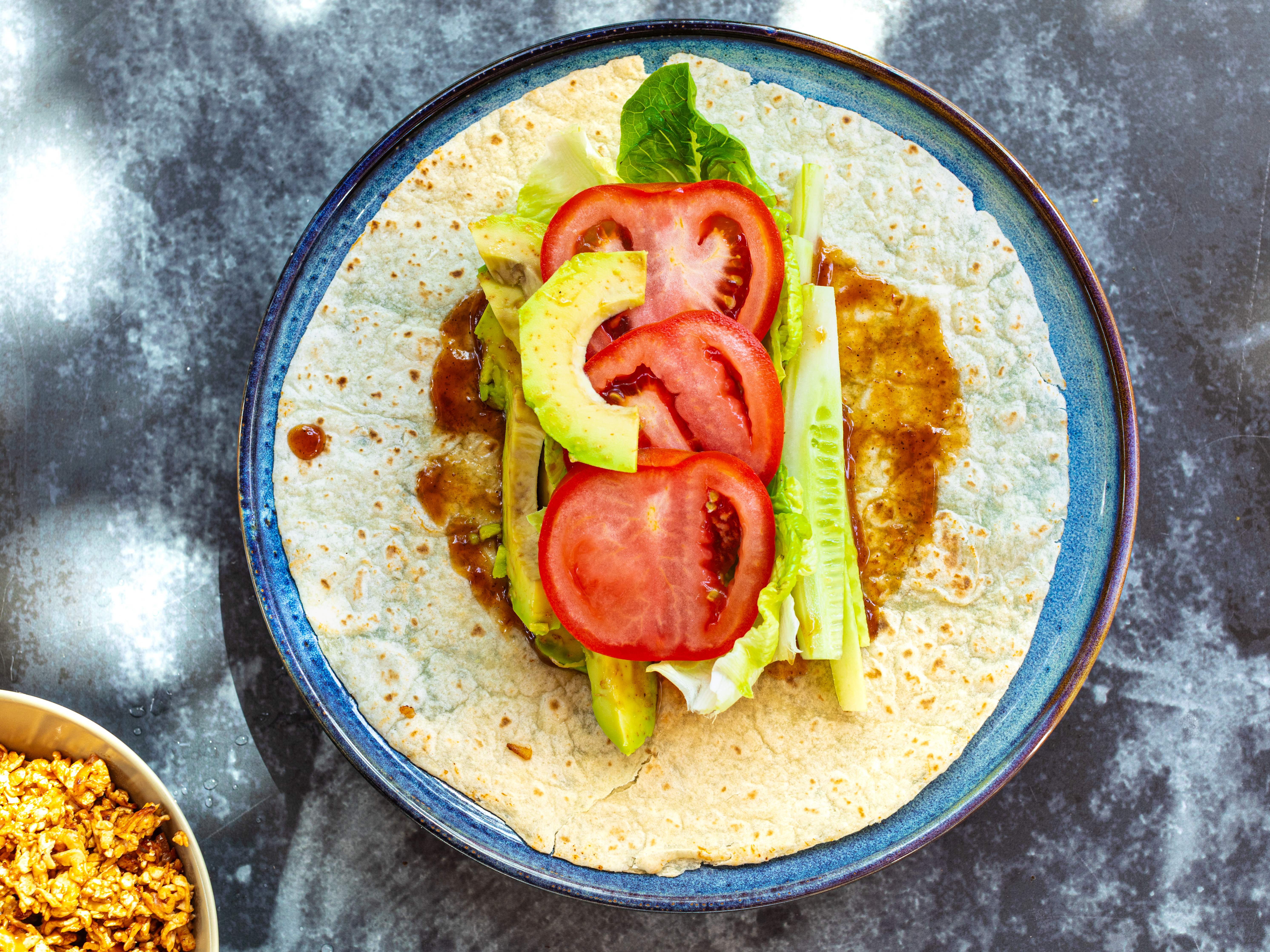 Schritt 4:  Gemischten Blattsalat Gurkenstreifen, Tomaten und Avocado-Scheiben hinzufügen