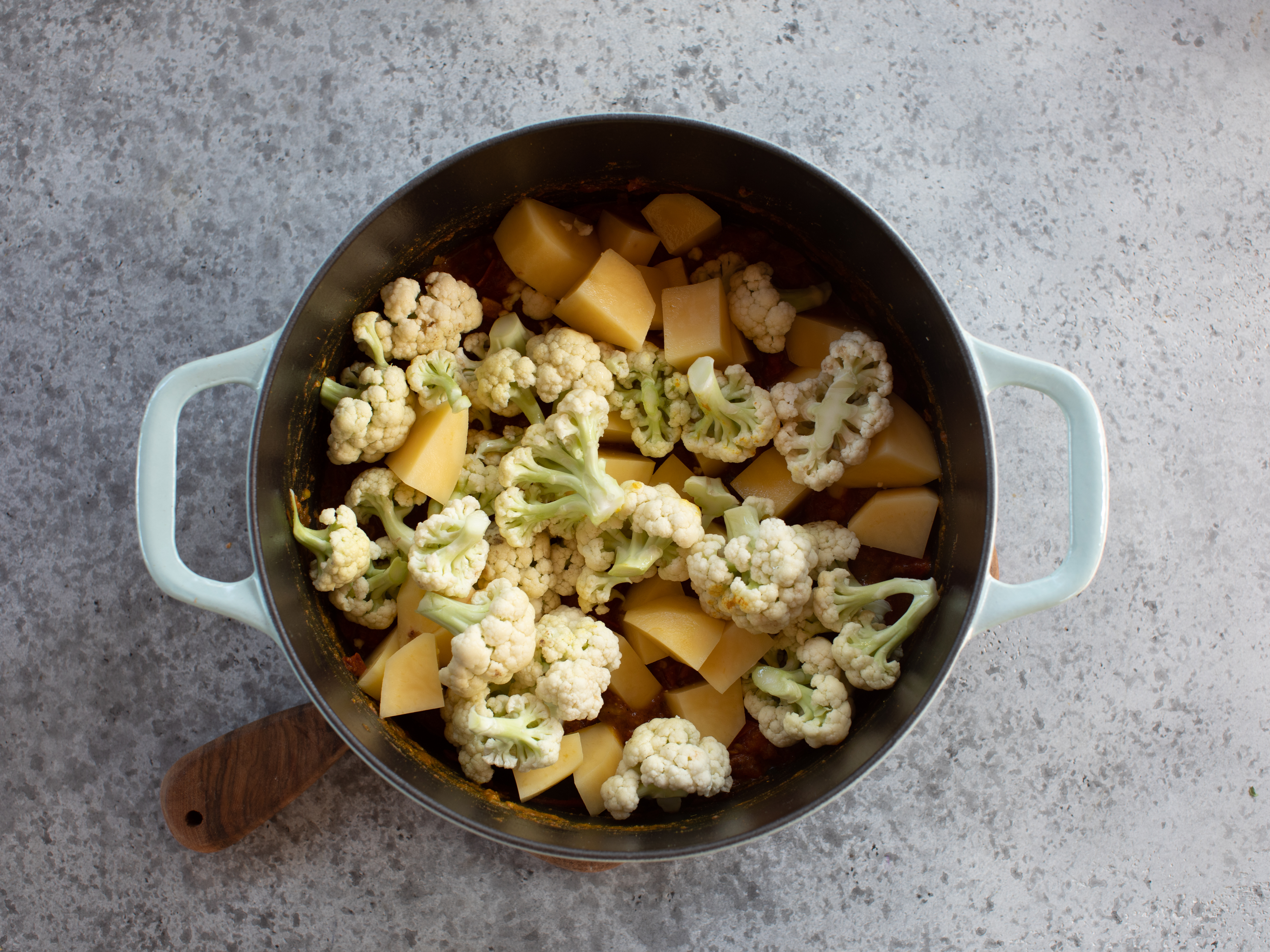 Schritt 2:  Kartoffeln und Blumenkohl für Aloo Gobi beifügen