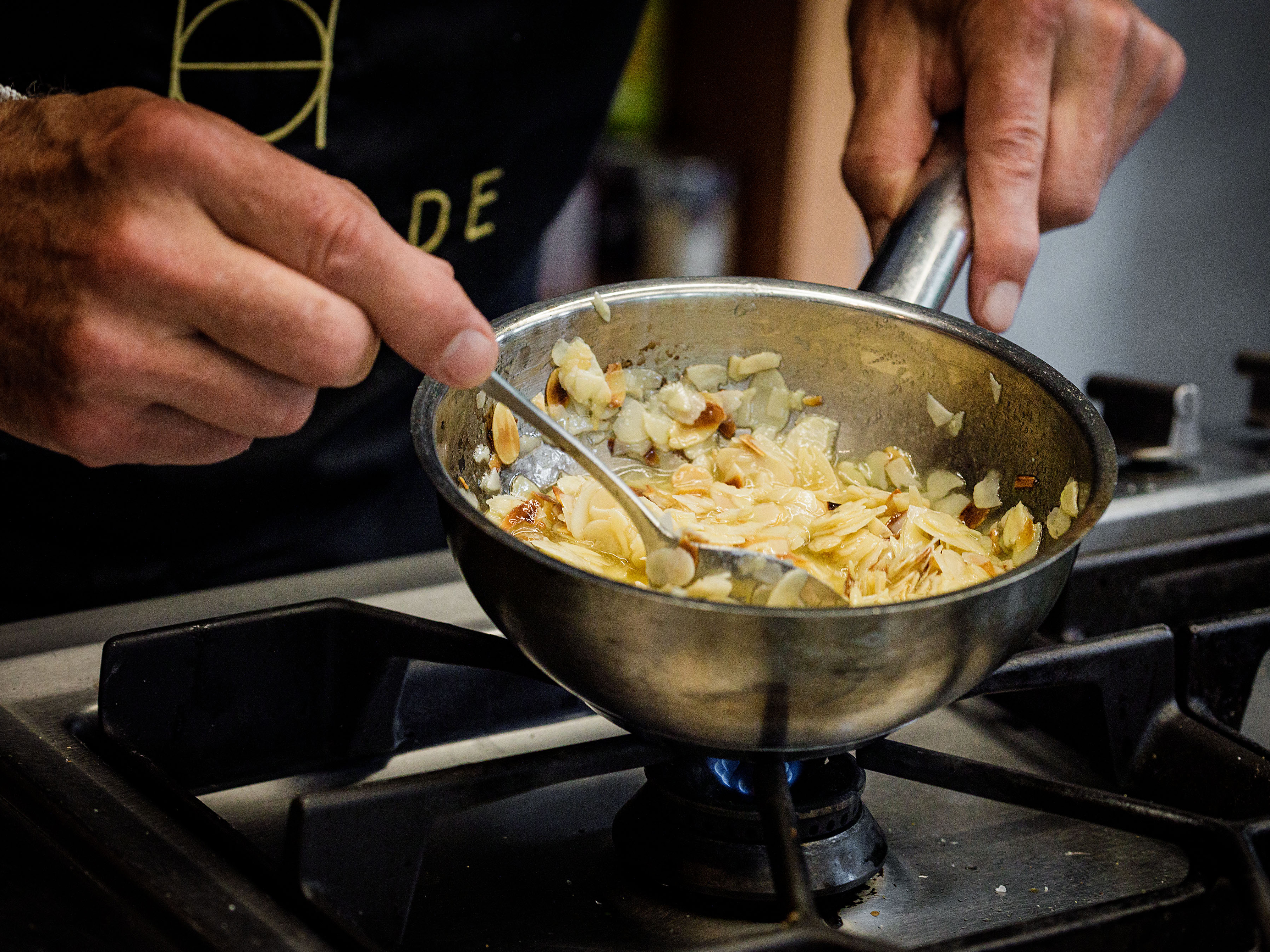 Schritt 4: Mandelblättchen in den Belag einrühren