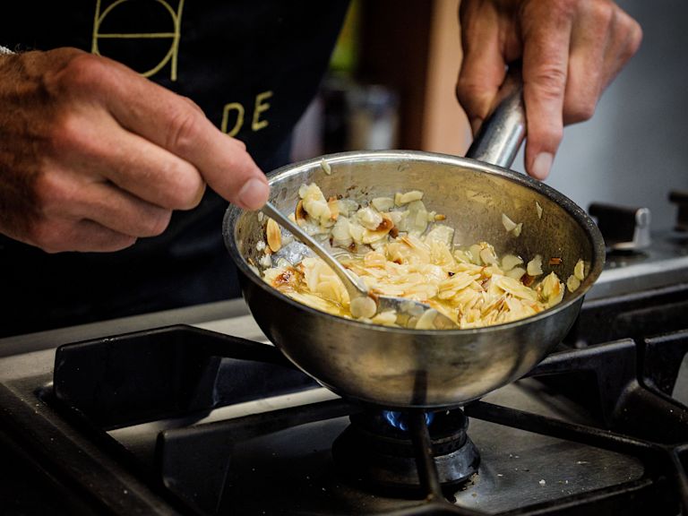 Schritt 4: Mandelblättchen in den Belag einrühren Schritt 4: Mandelblättchen in den Belag einrühren