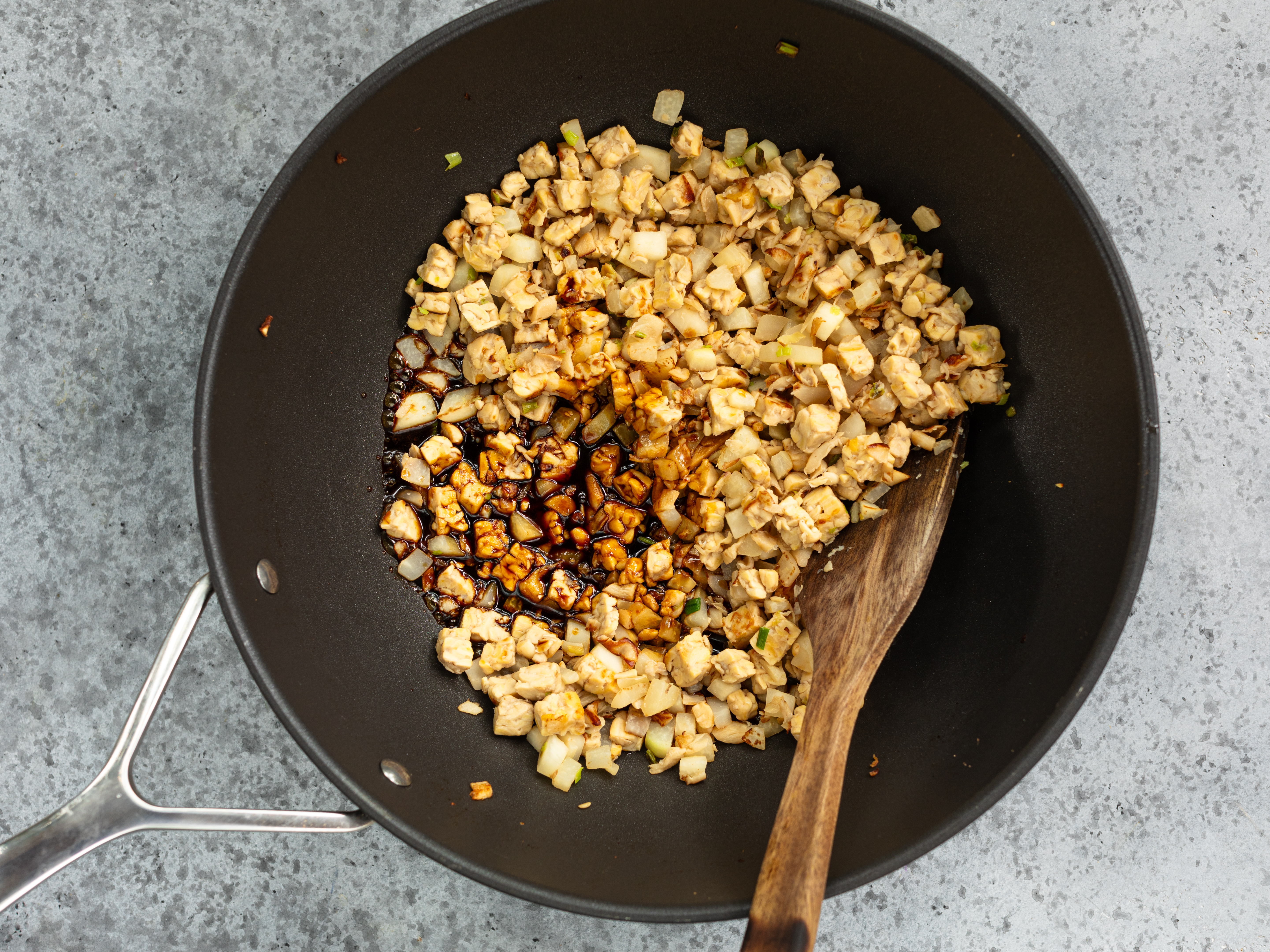Schritt 2: Füllung für Salat Wraps mit Kohlrabi und Tempeh zubereiten 